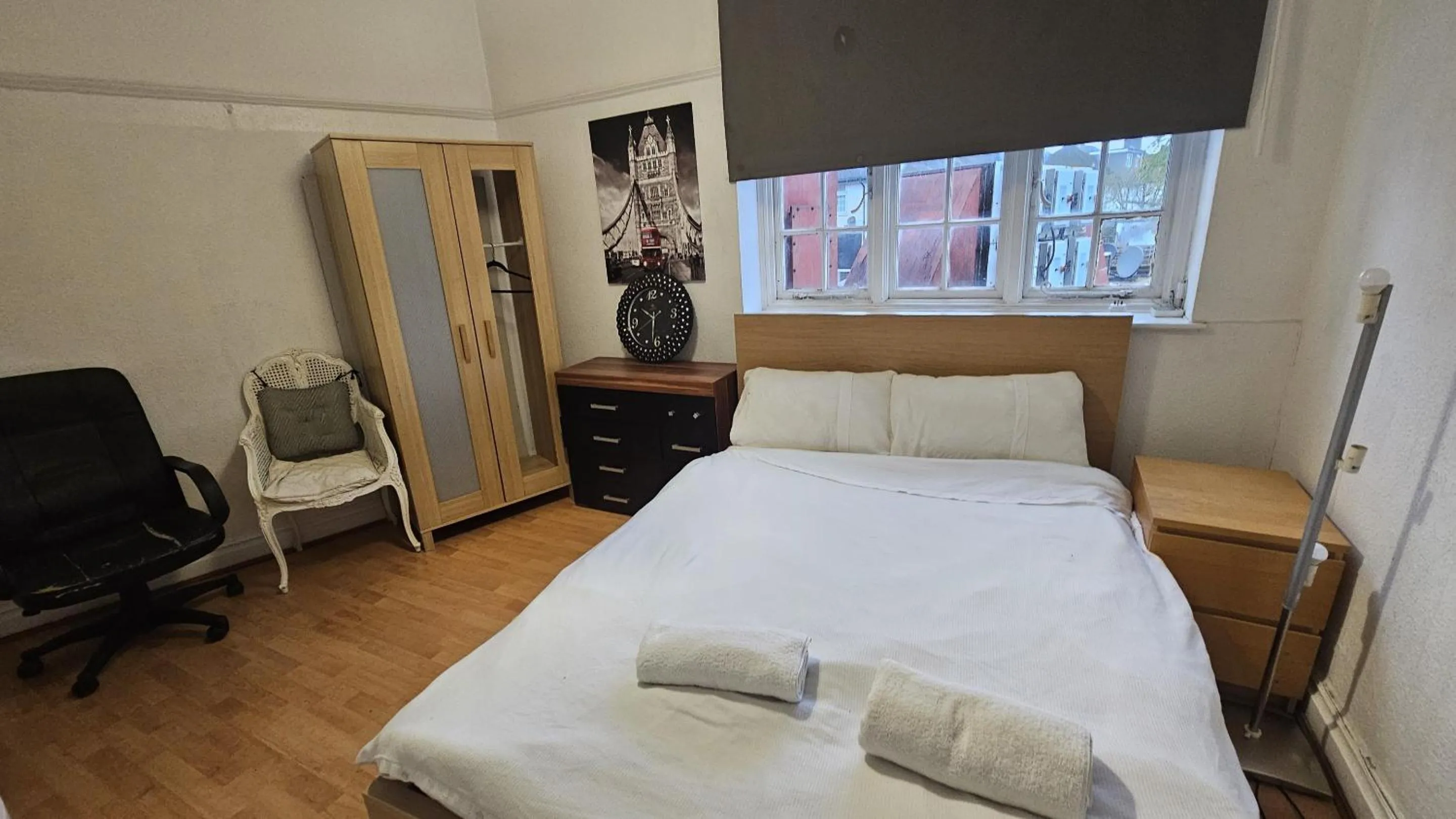Bedroom, Bed in London Edgware Station Apartment
