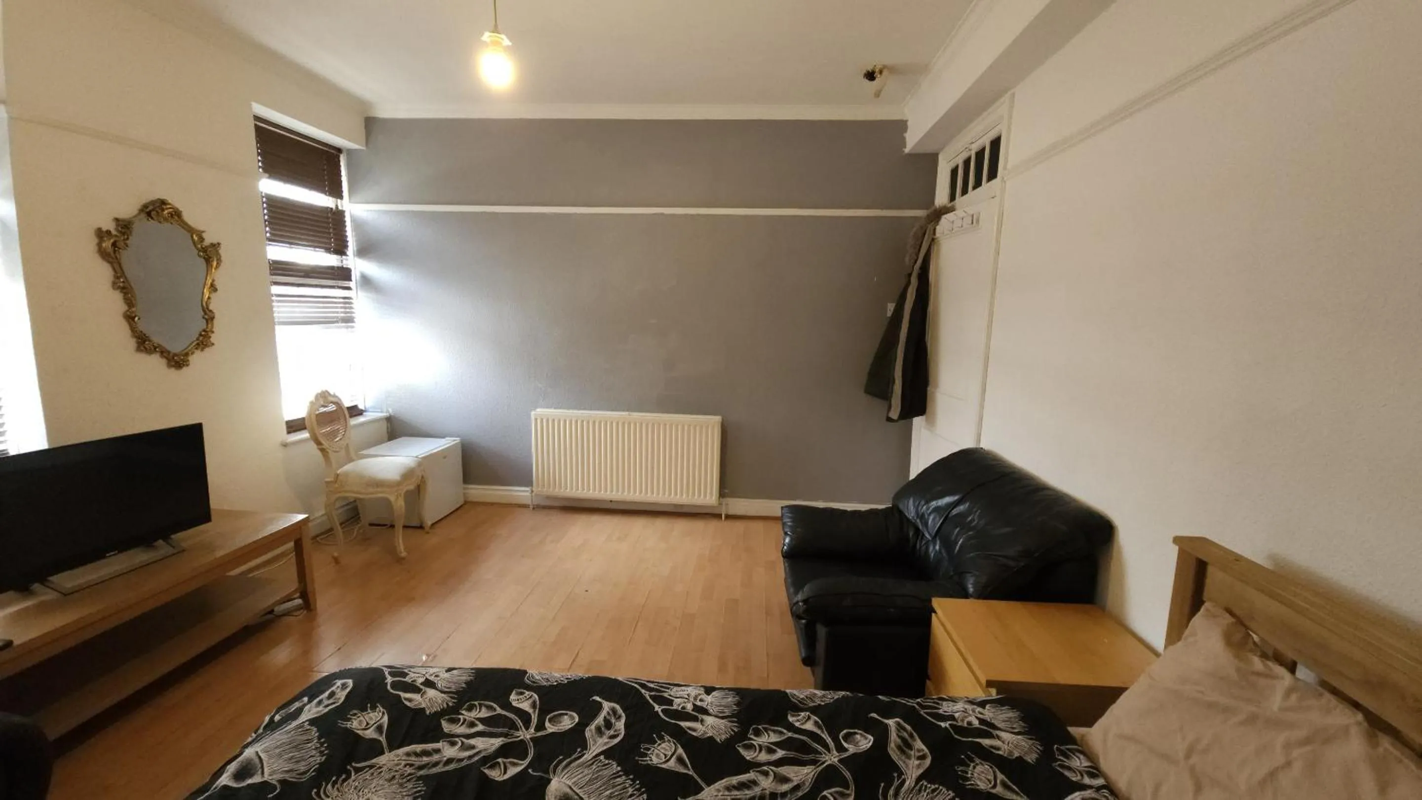 Bedroom, Bed in London Edgware Station Apartment