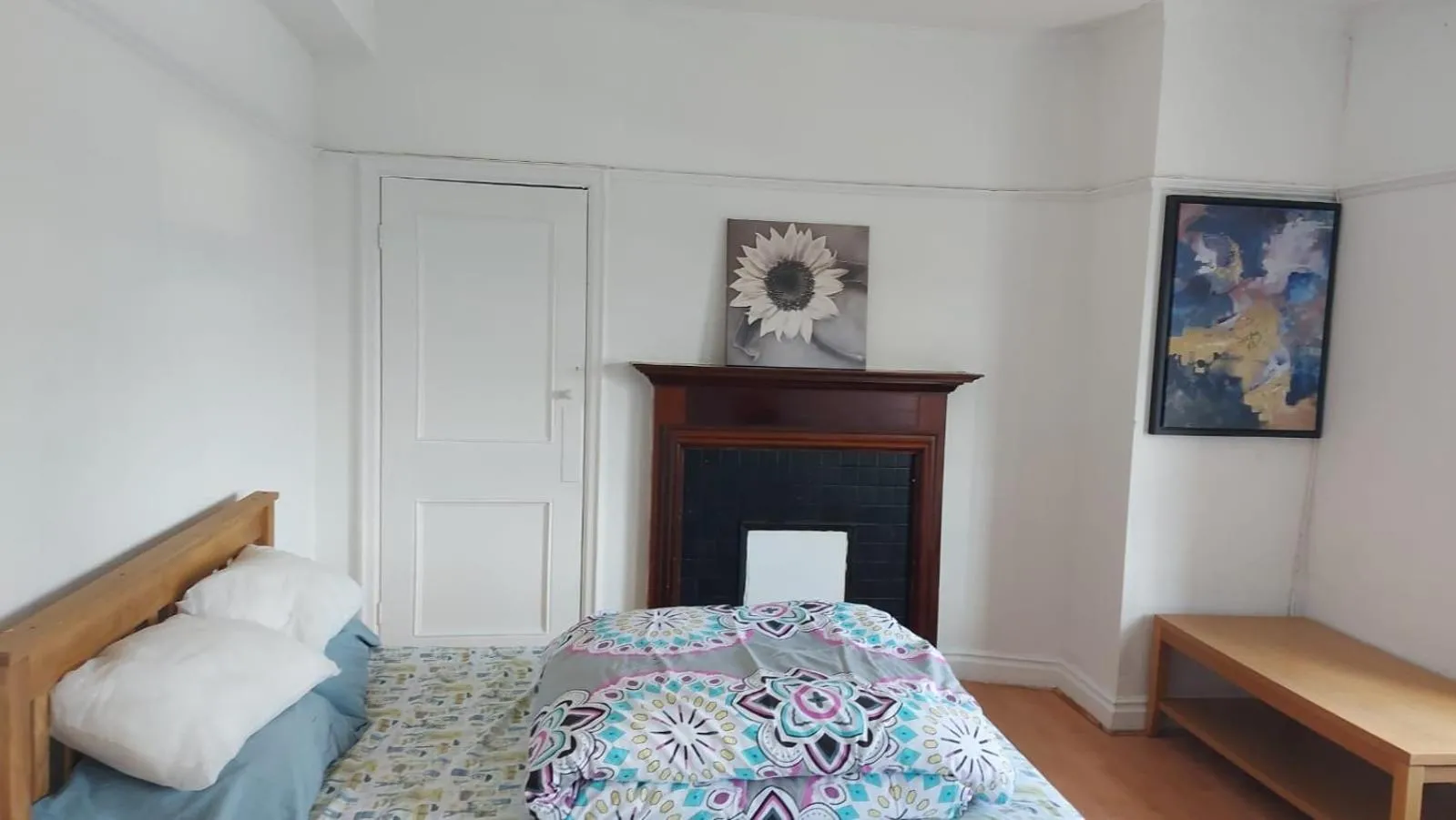 Bedroom, Bed in London Edgware Station Apartment