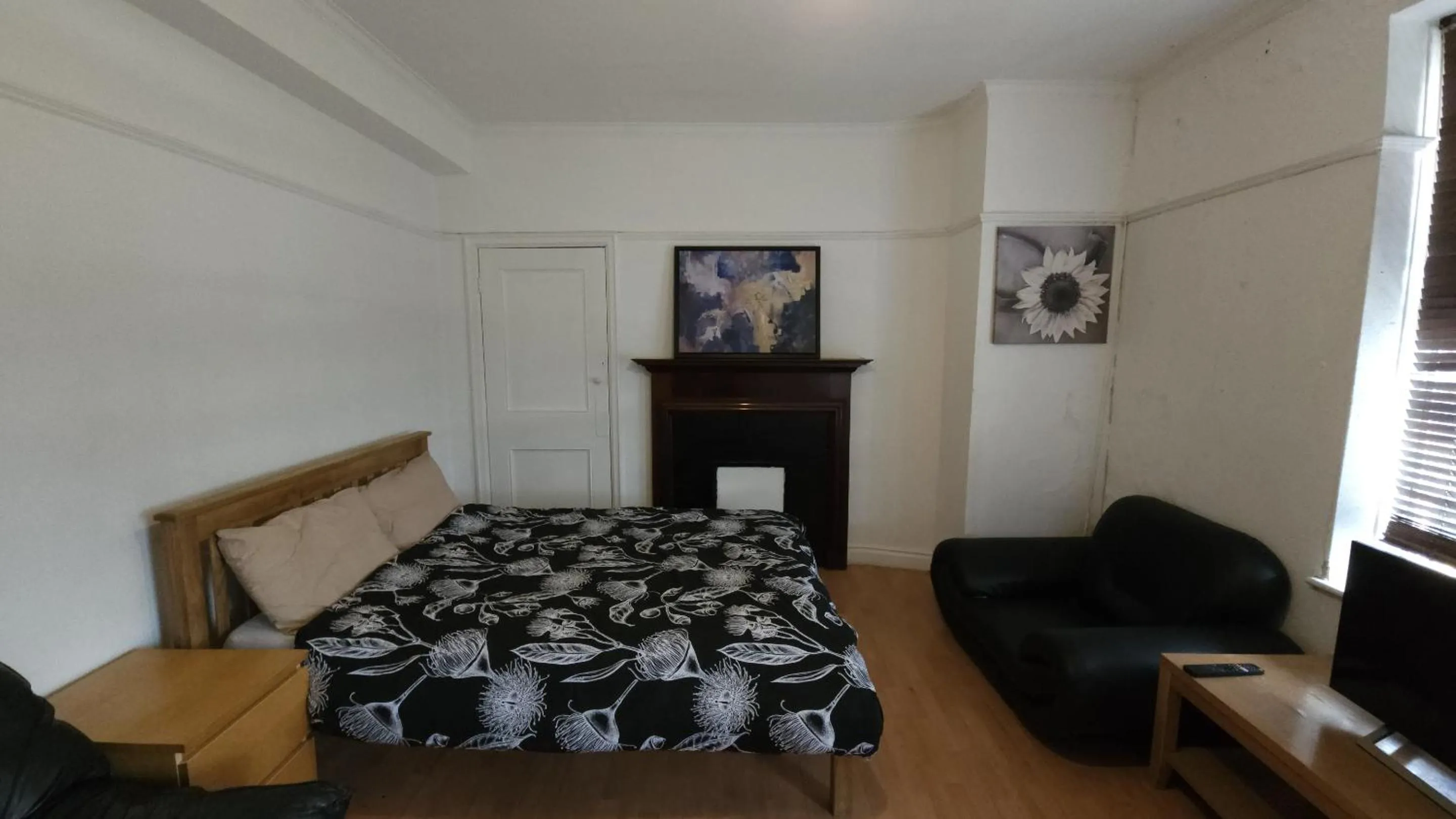 Bedroom, Bed in London Edgware Station Apartment