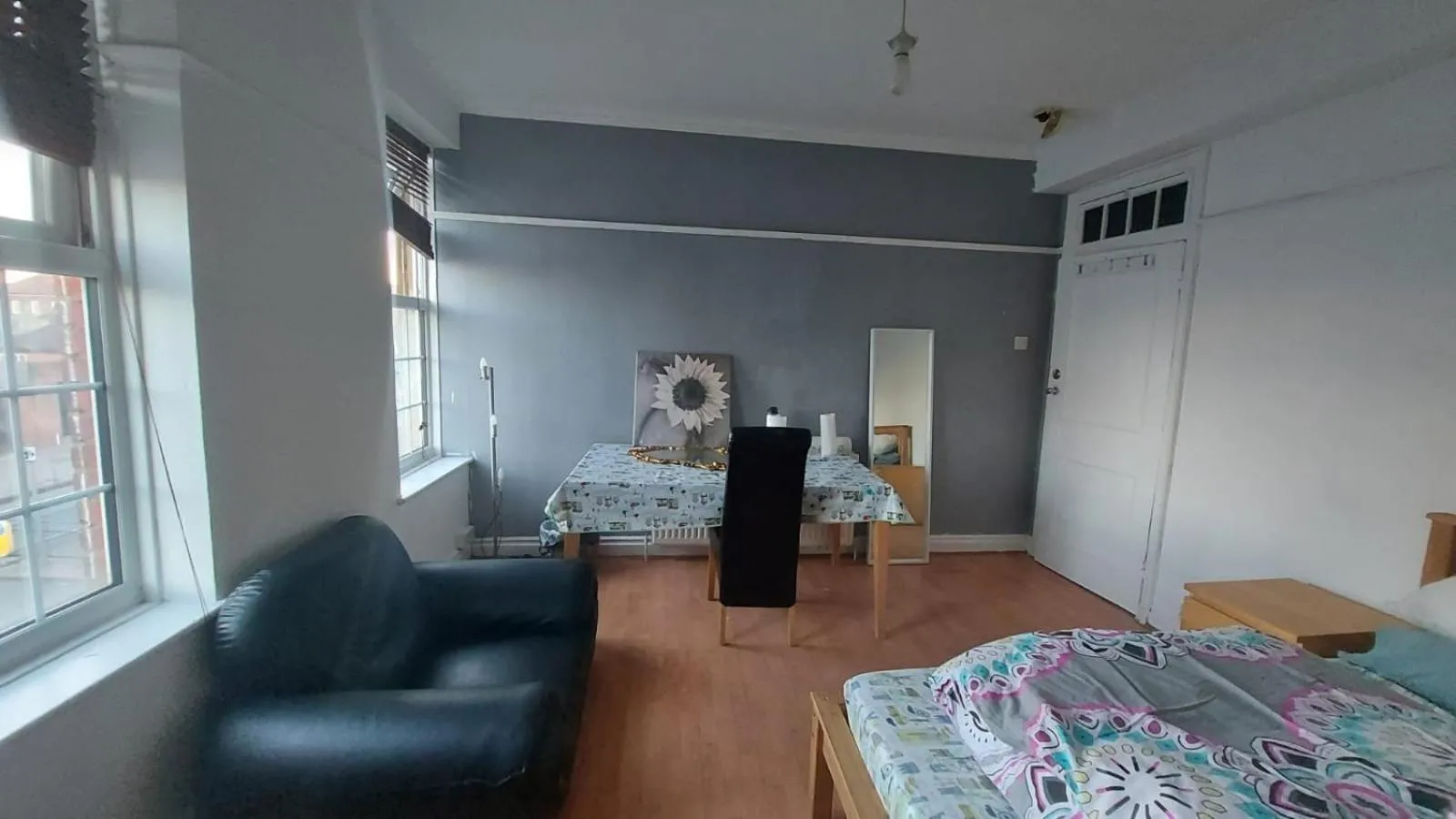Bedroom, Bed in London Edgware Station Apartment