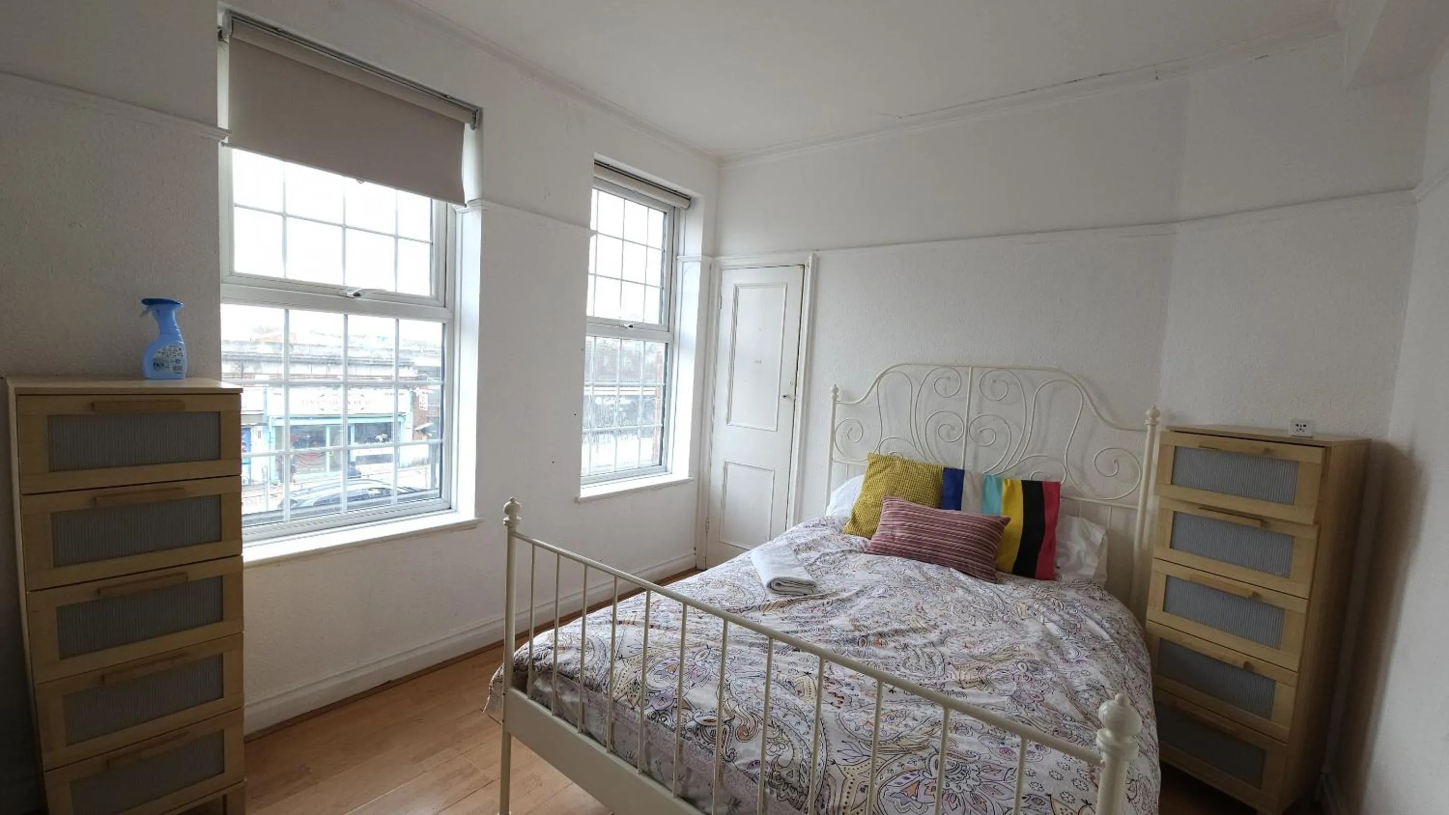 Bedroom, Bed in London Edgware Station Apartment