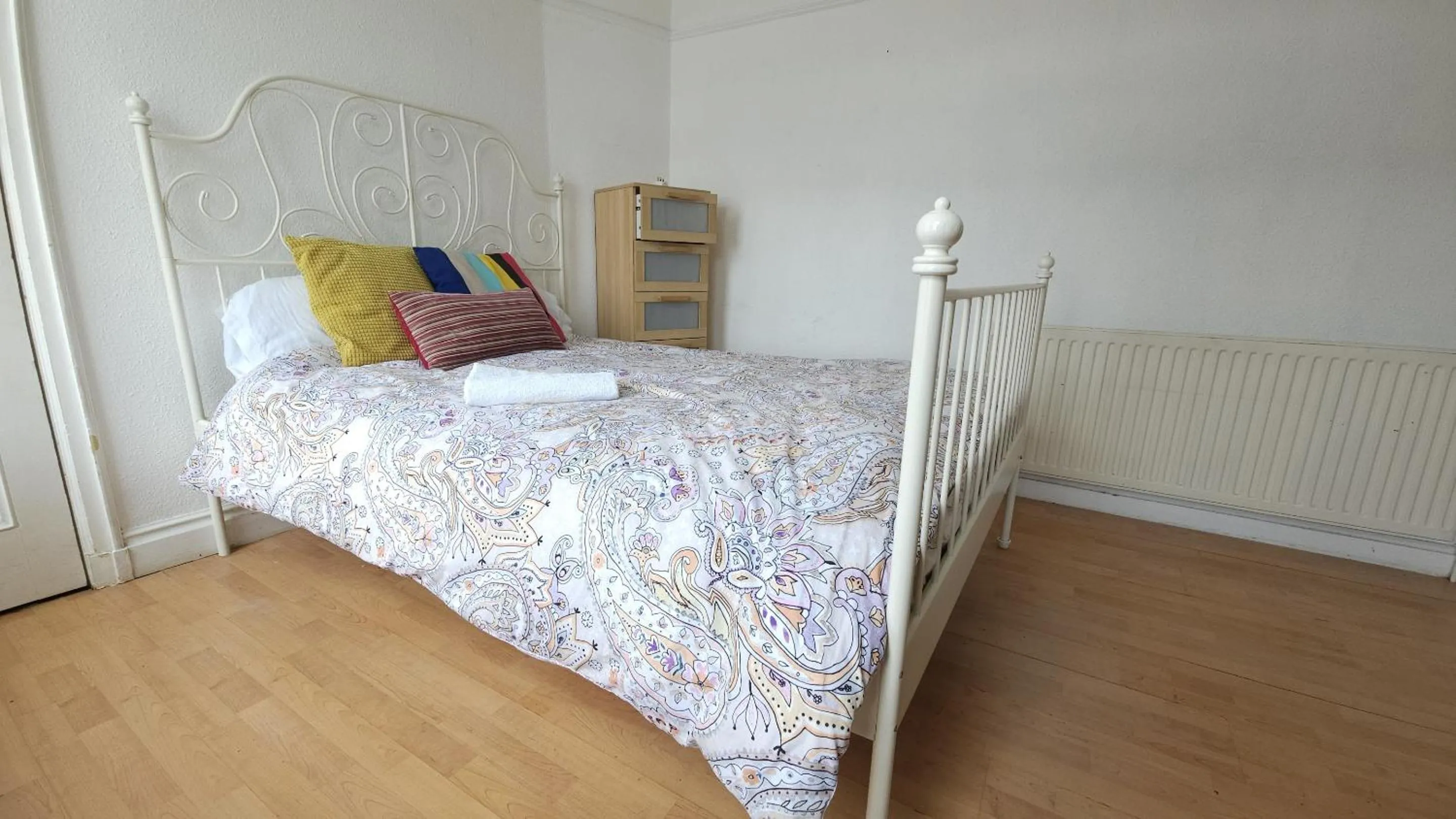 Bedroom, Bed in London Edgware Station Apartment