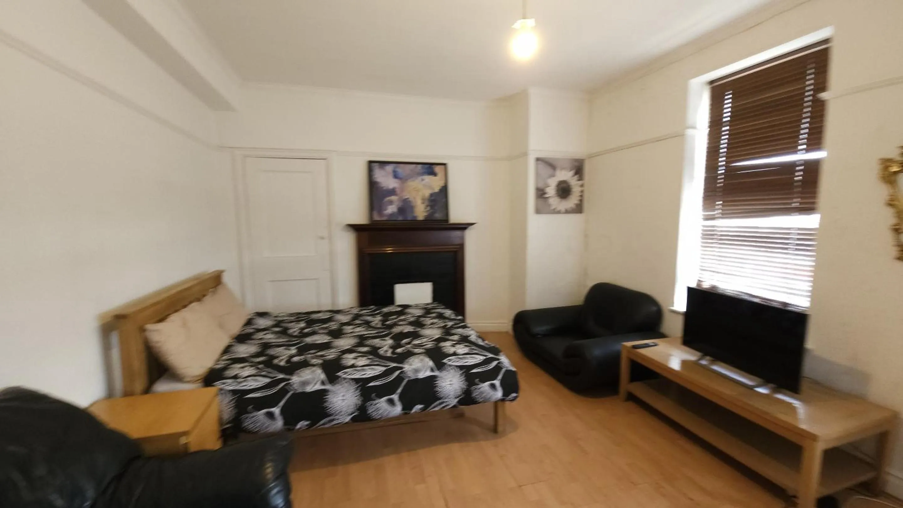 Bedroom, Bed in London Edgware Station Apartment