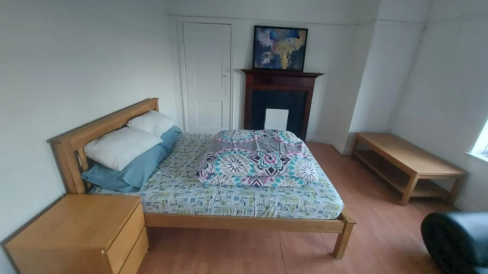 Bedroom, Bed in London Edgware Station Apartment