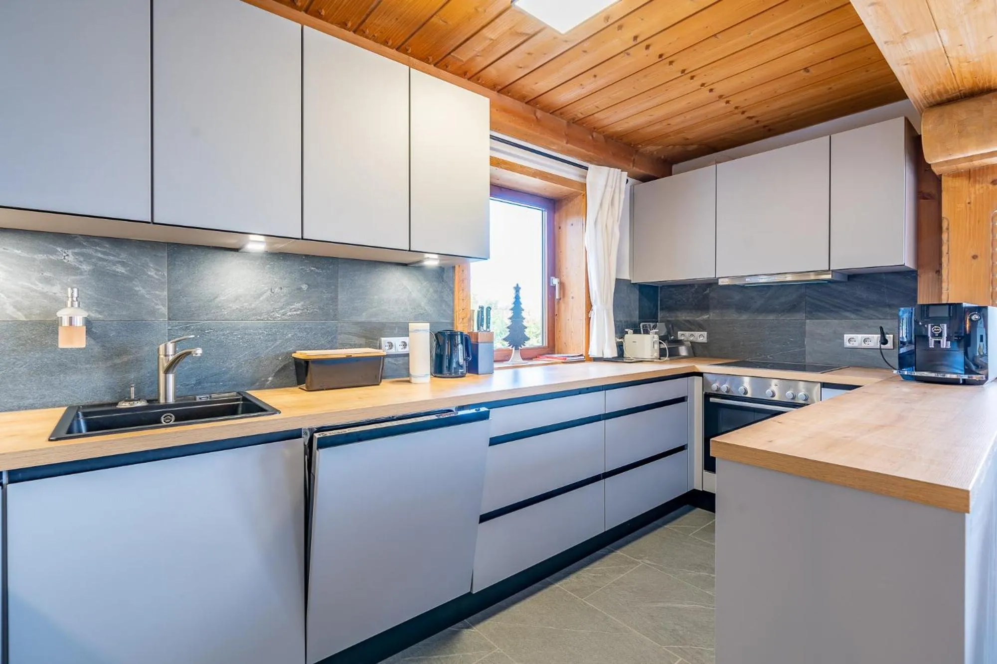 Kitchen or kitchenette in Chalet Alpenpanorama