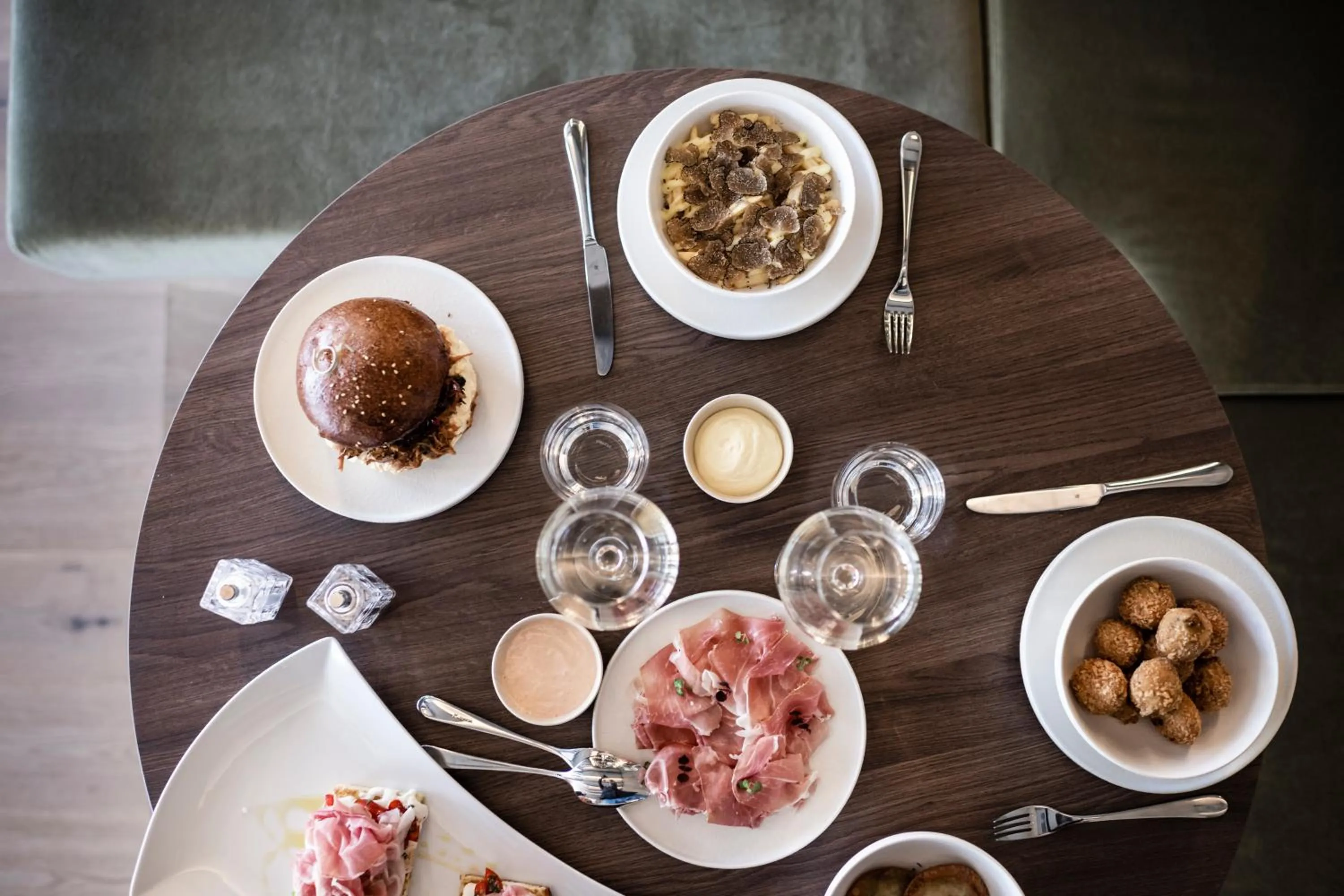 Restaurant/places to eat in Badia Hill