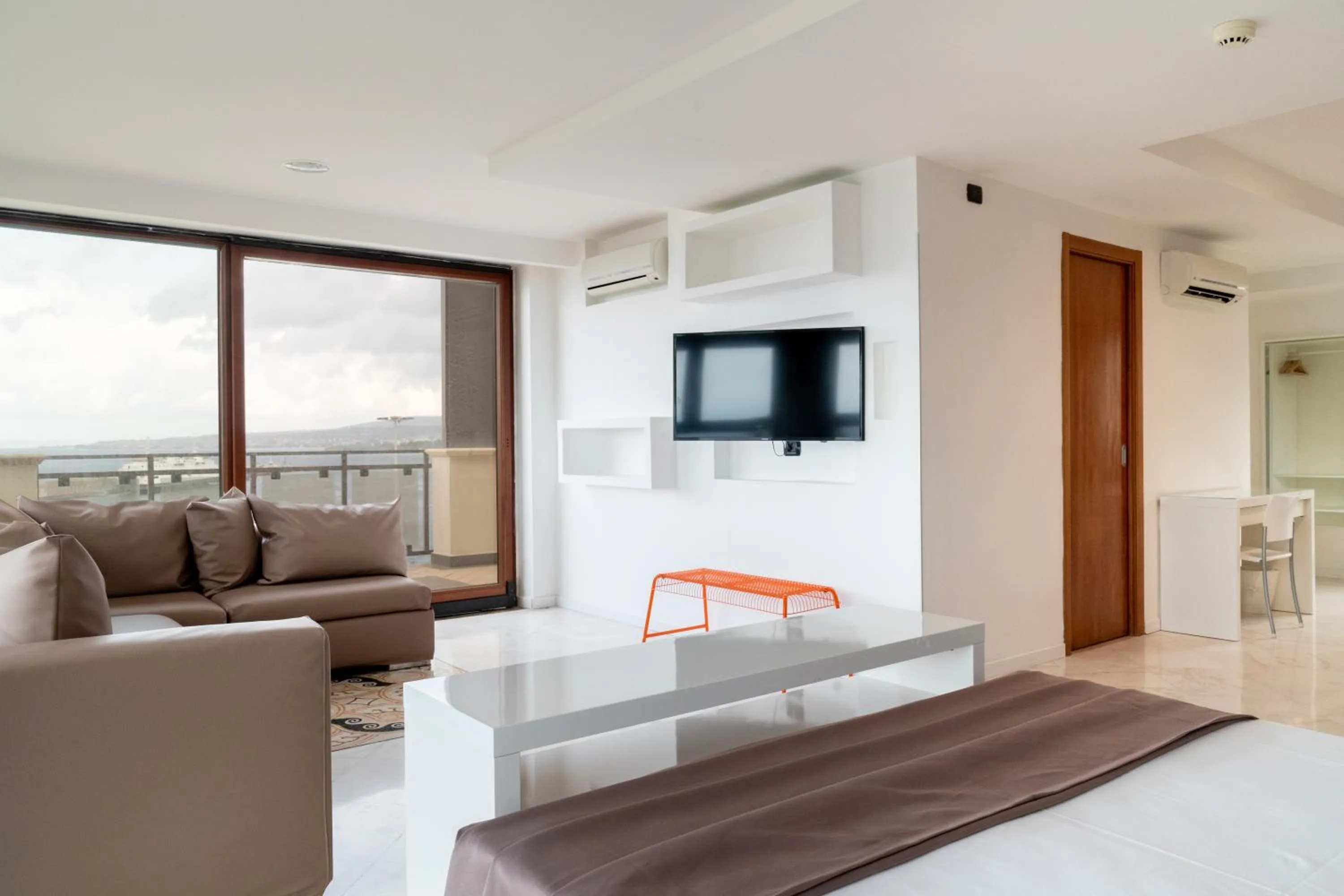 Photo of the whole room, Bed in Hotel Continental