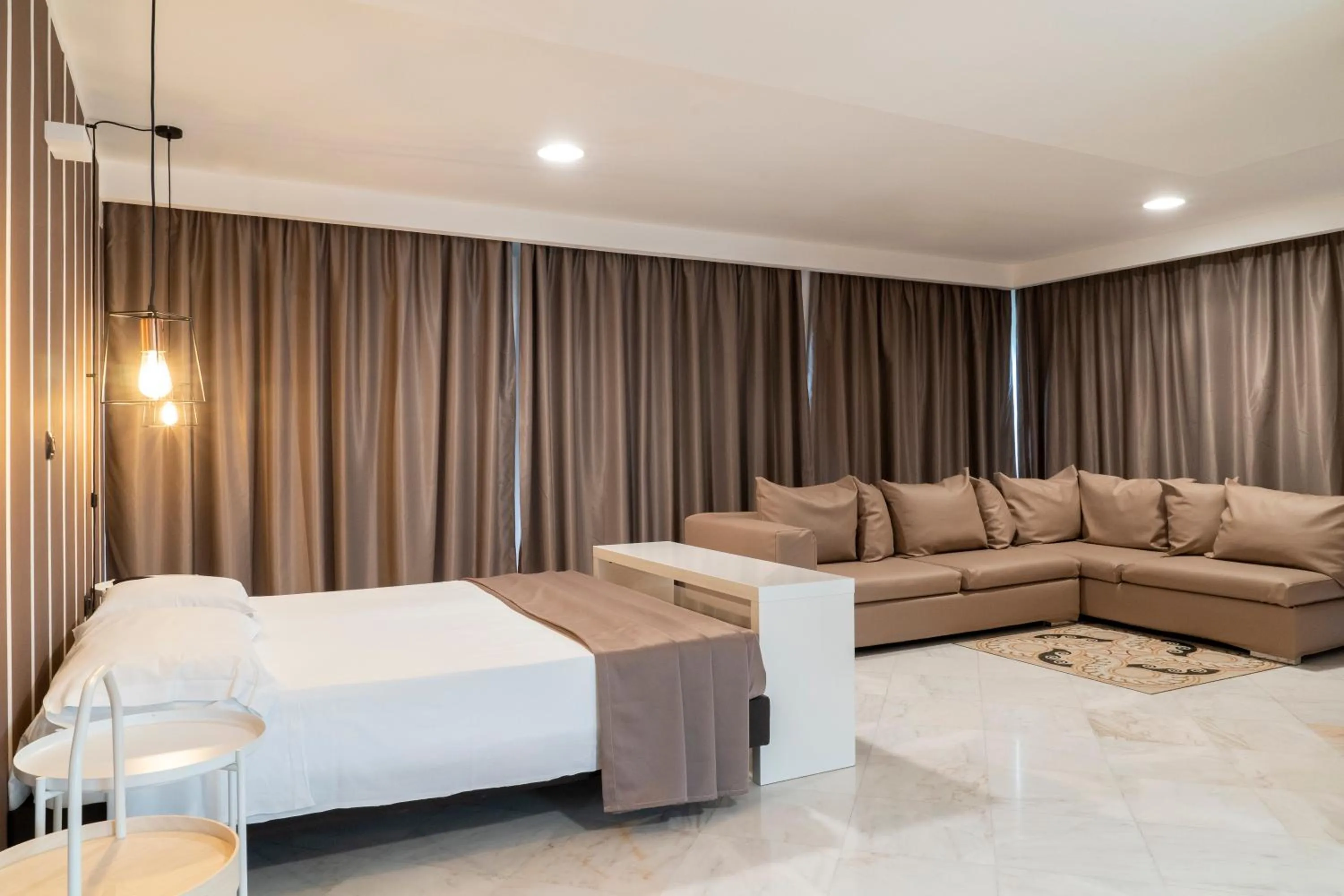 Photo of the whole room, Bed in Hotel Continental