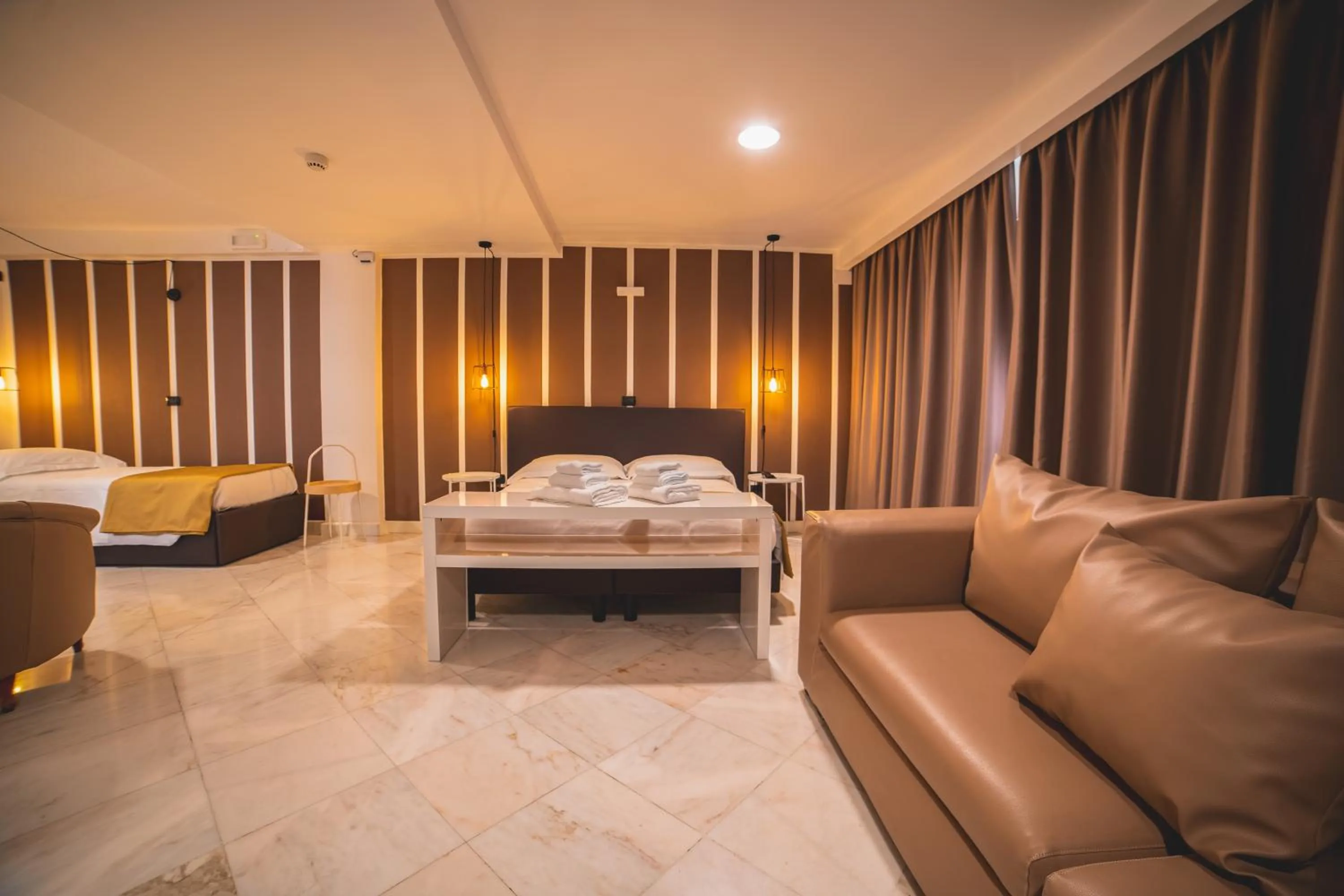 Photo of the whole room, Bed in Hotel Continental