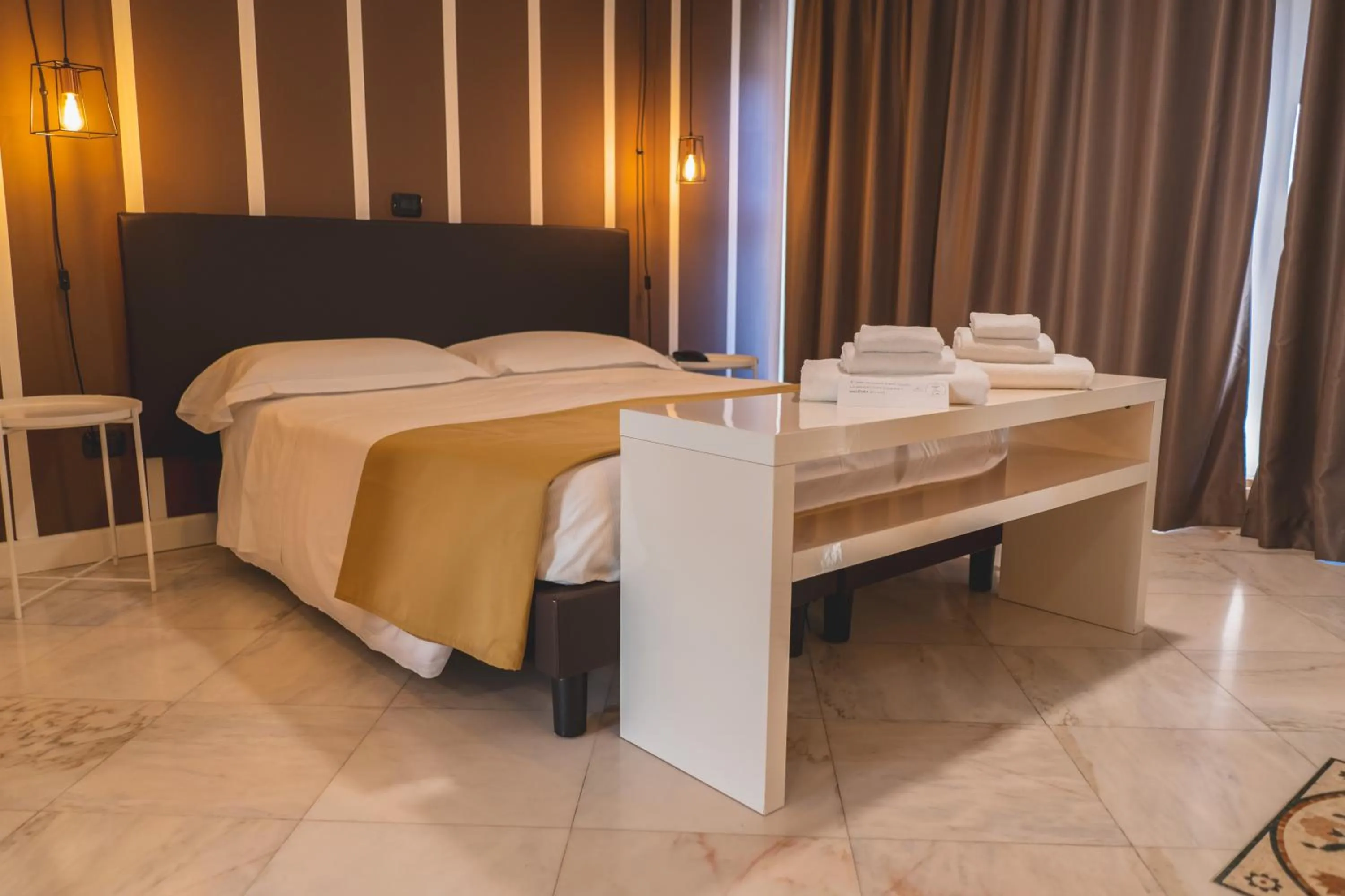 Bedroom, Bed in Hotel Continental