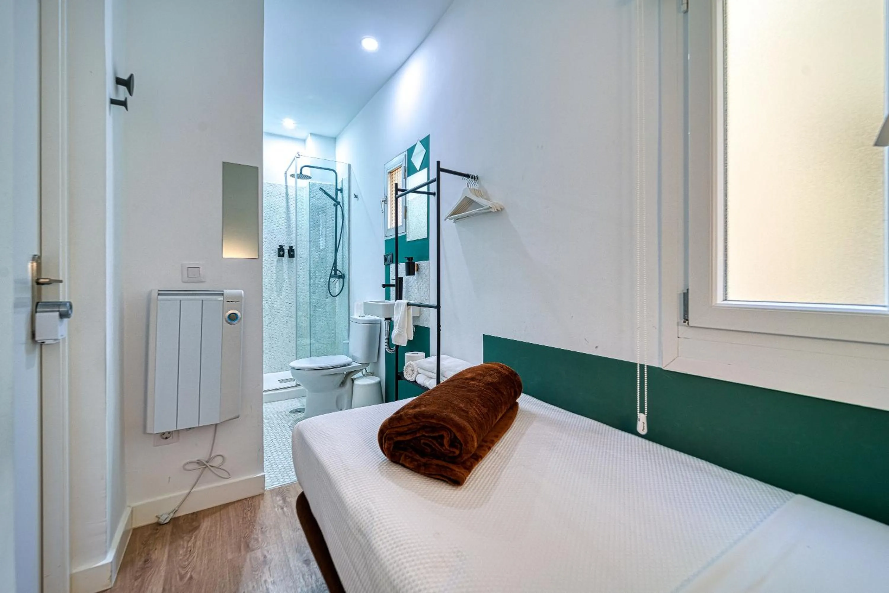 Shower, Bed in Negresco Plaza España