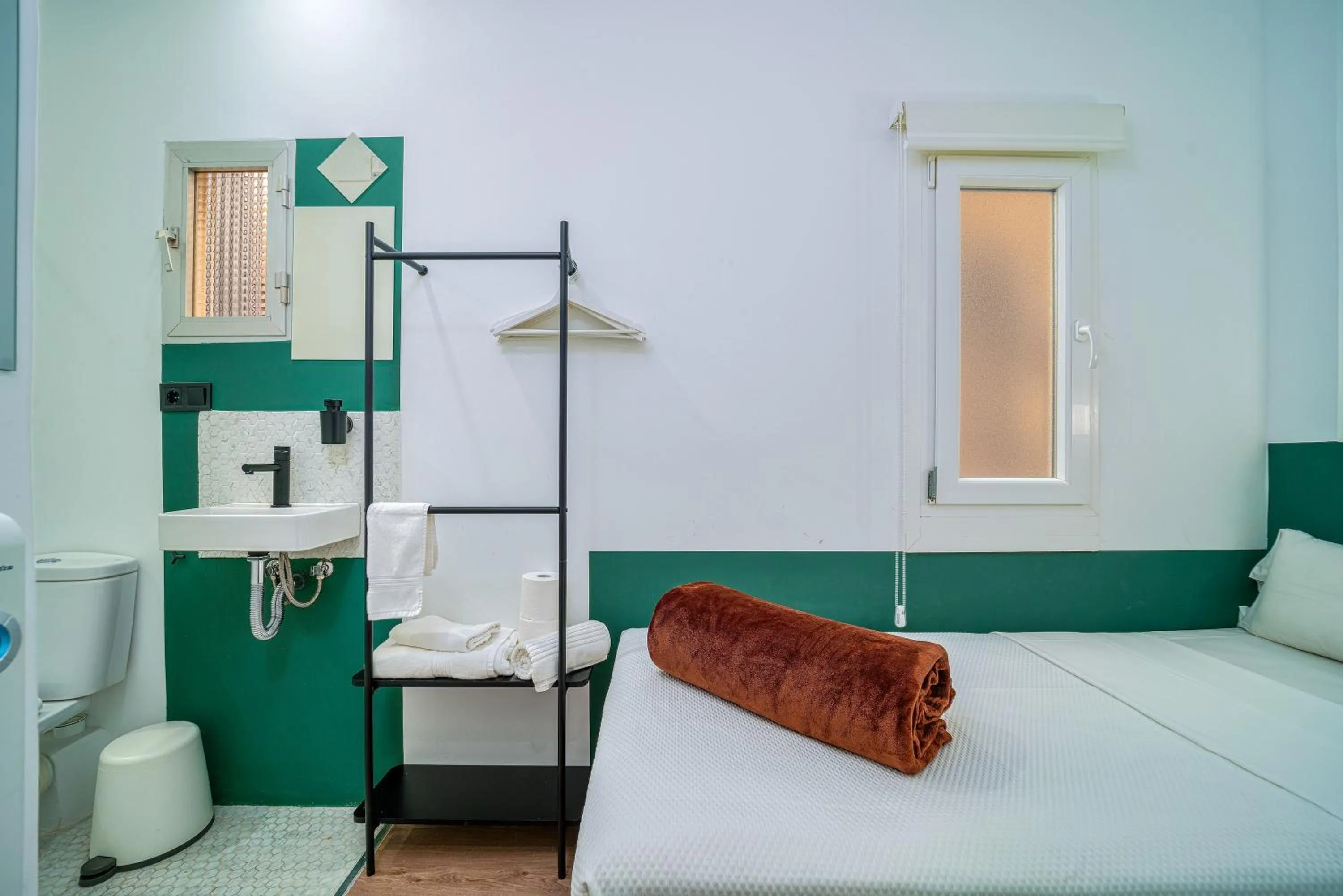 Toilet, Bed in Negresco Plaza España