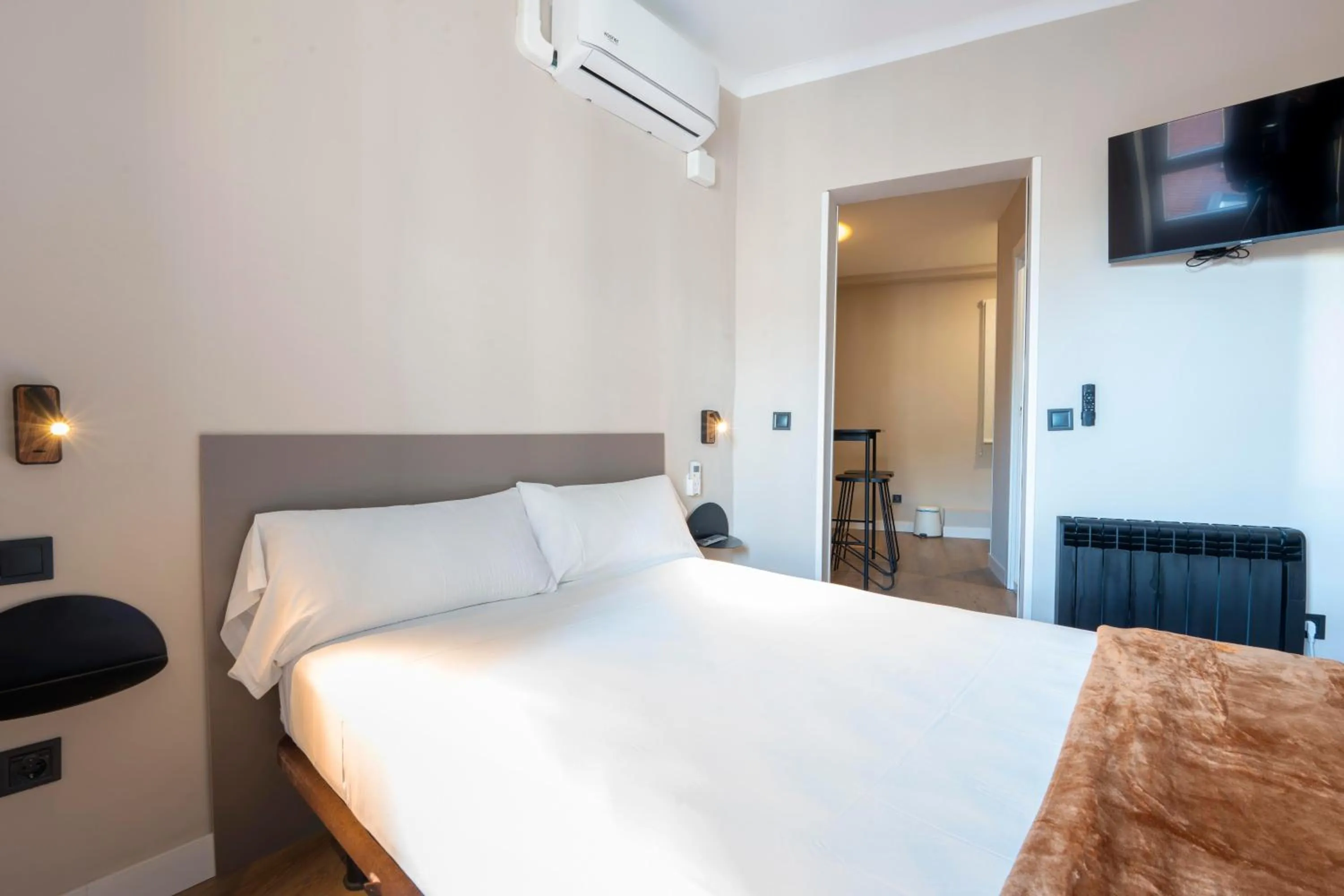 Bedroom, Bed in Negresco Plaza España