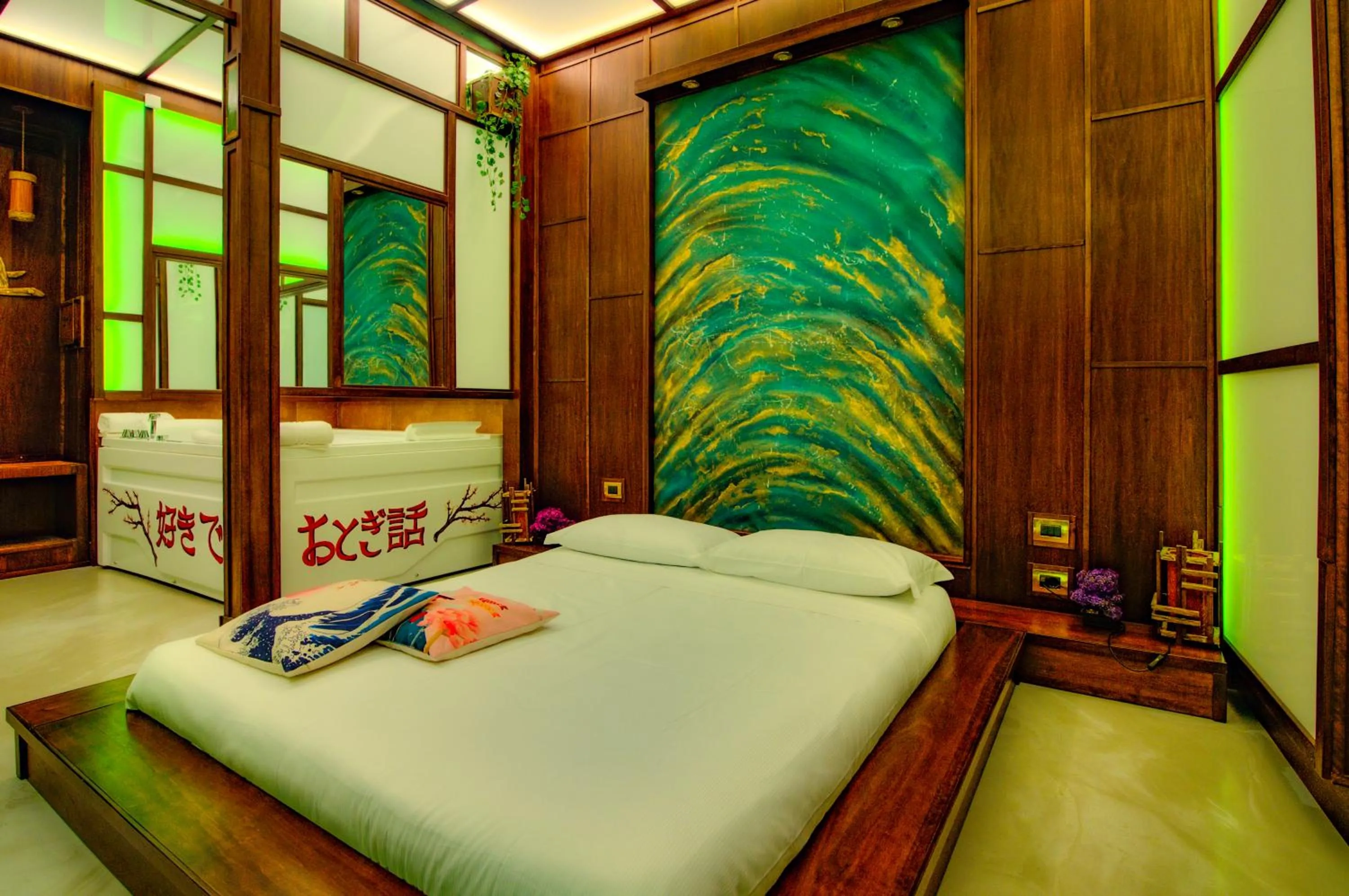 Hot Tub, Bed in MagicSuite Guest House Roma Vaticano