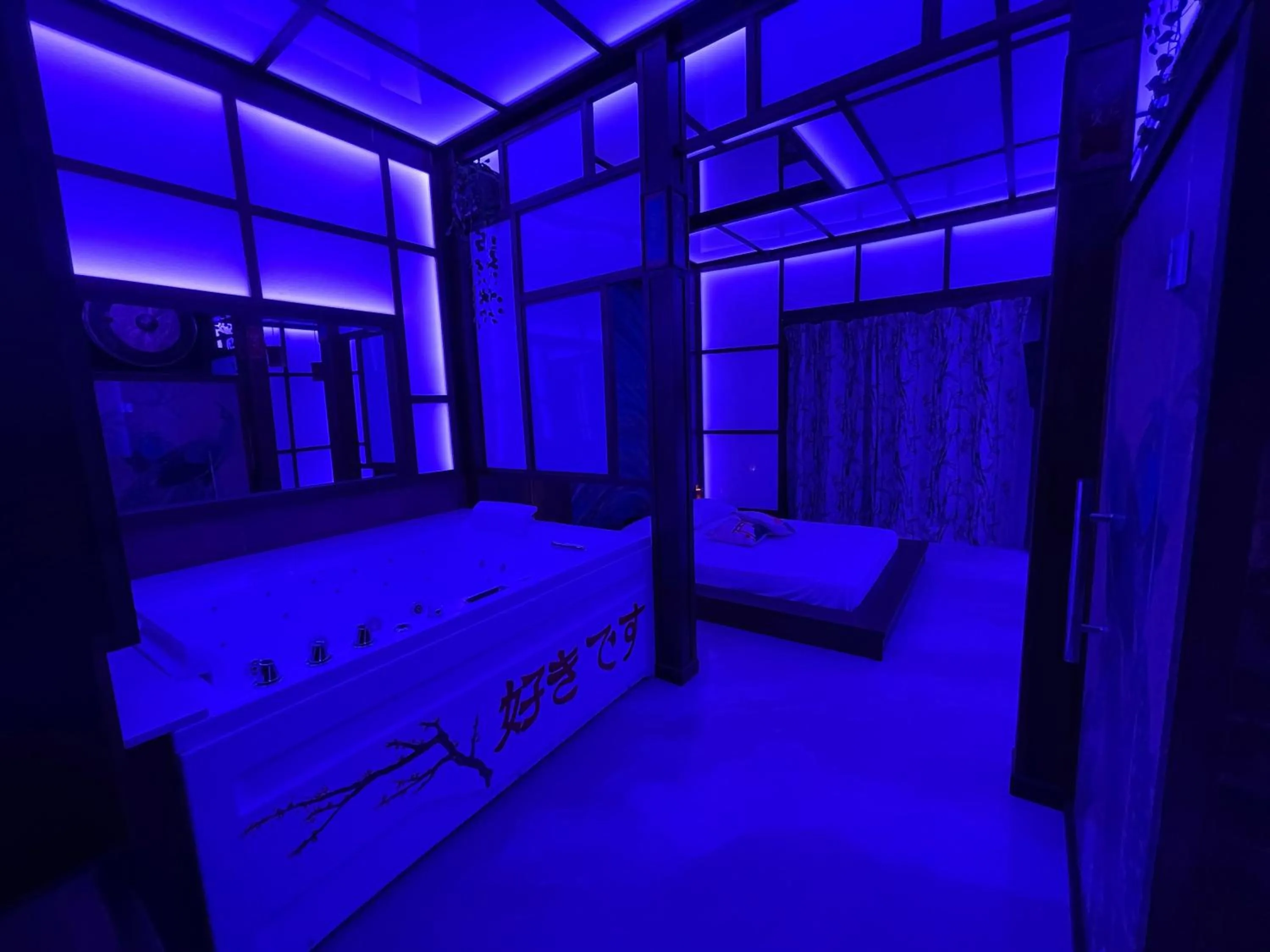 Hot Tub, Bed in MagicSuite Guest House Roma Vaticano