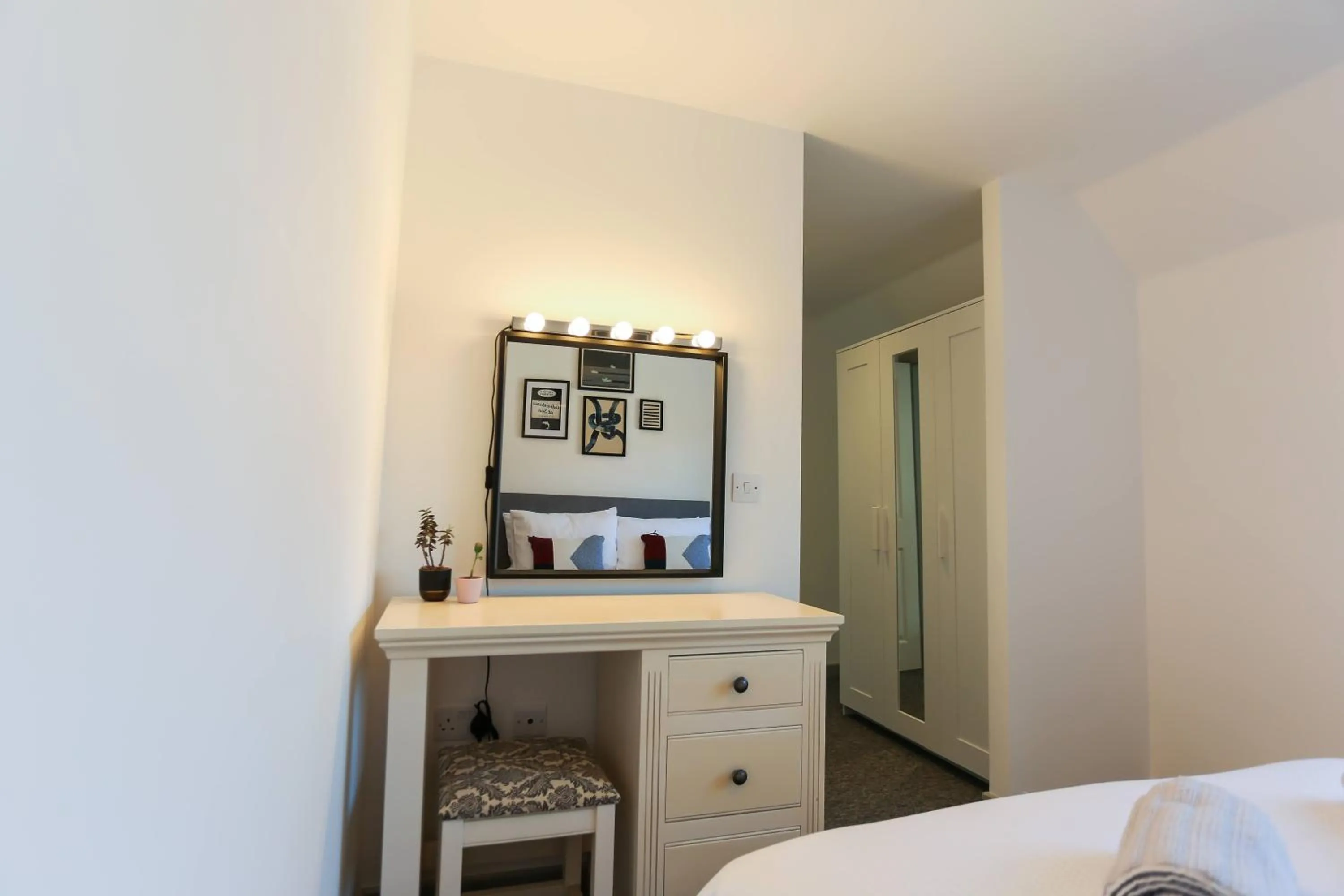 Bedroom, Bed in Shorebreak - Bracklesham Bay Apartment