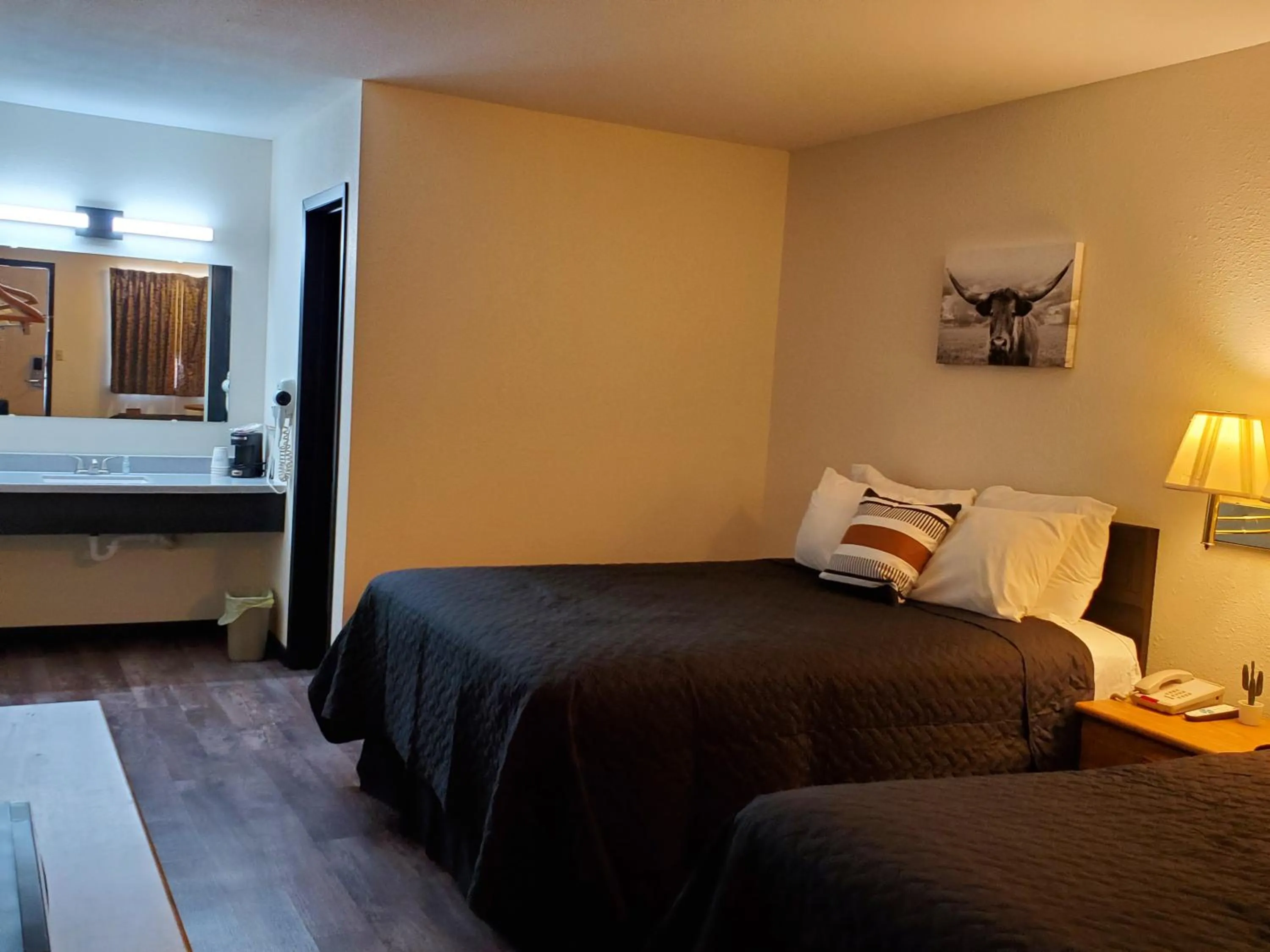 Bedroom, Bed in Cactus Inn and Suites