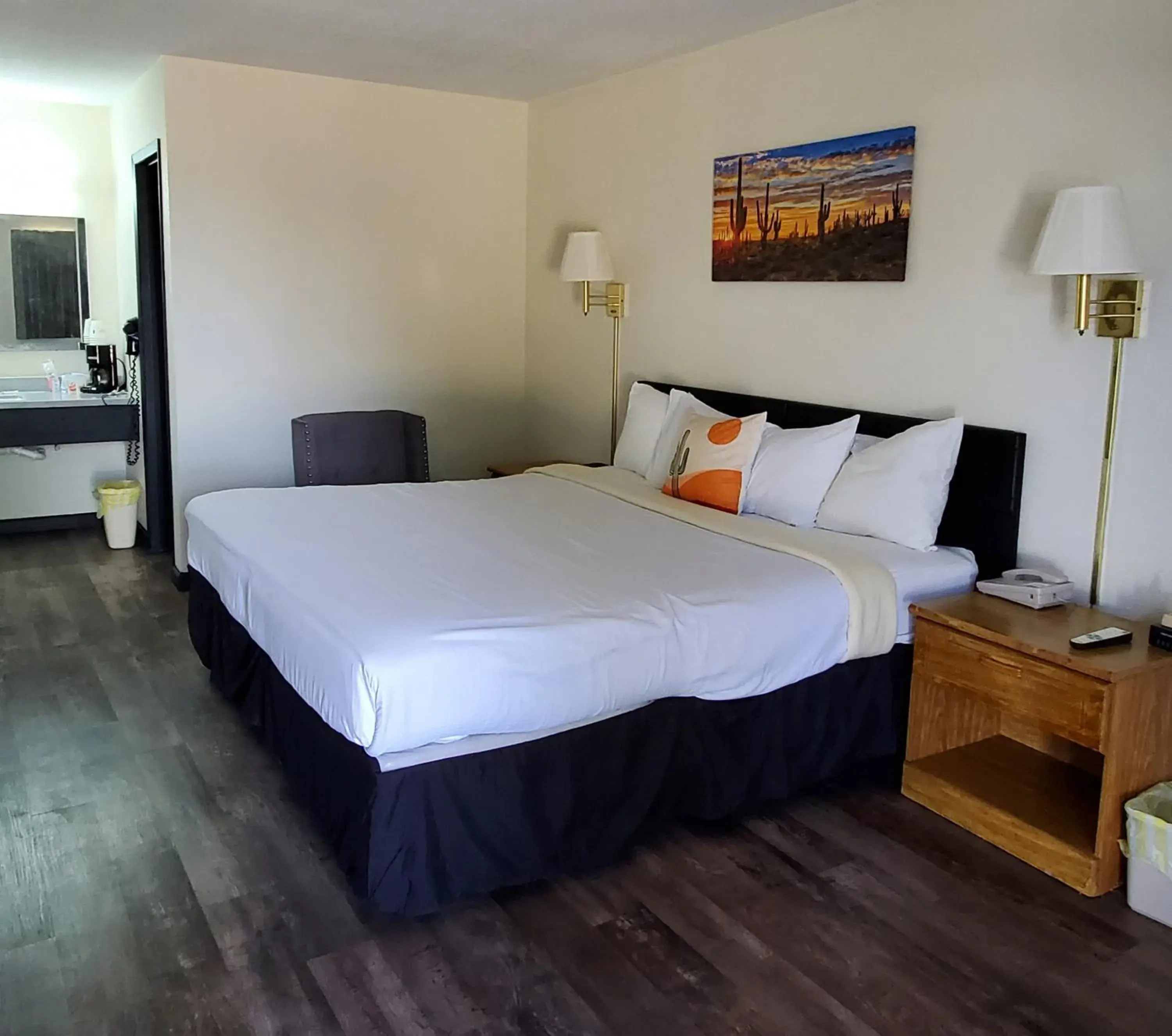King Room in Cactus Inn and Suites King Room in Cactus Inn and Suites
