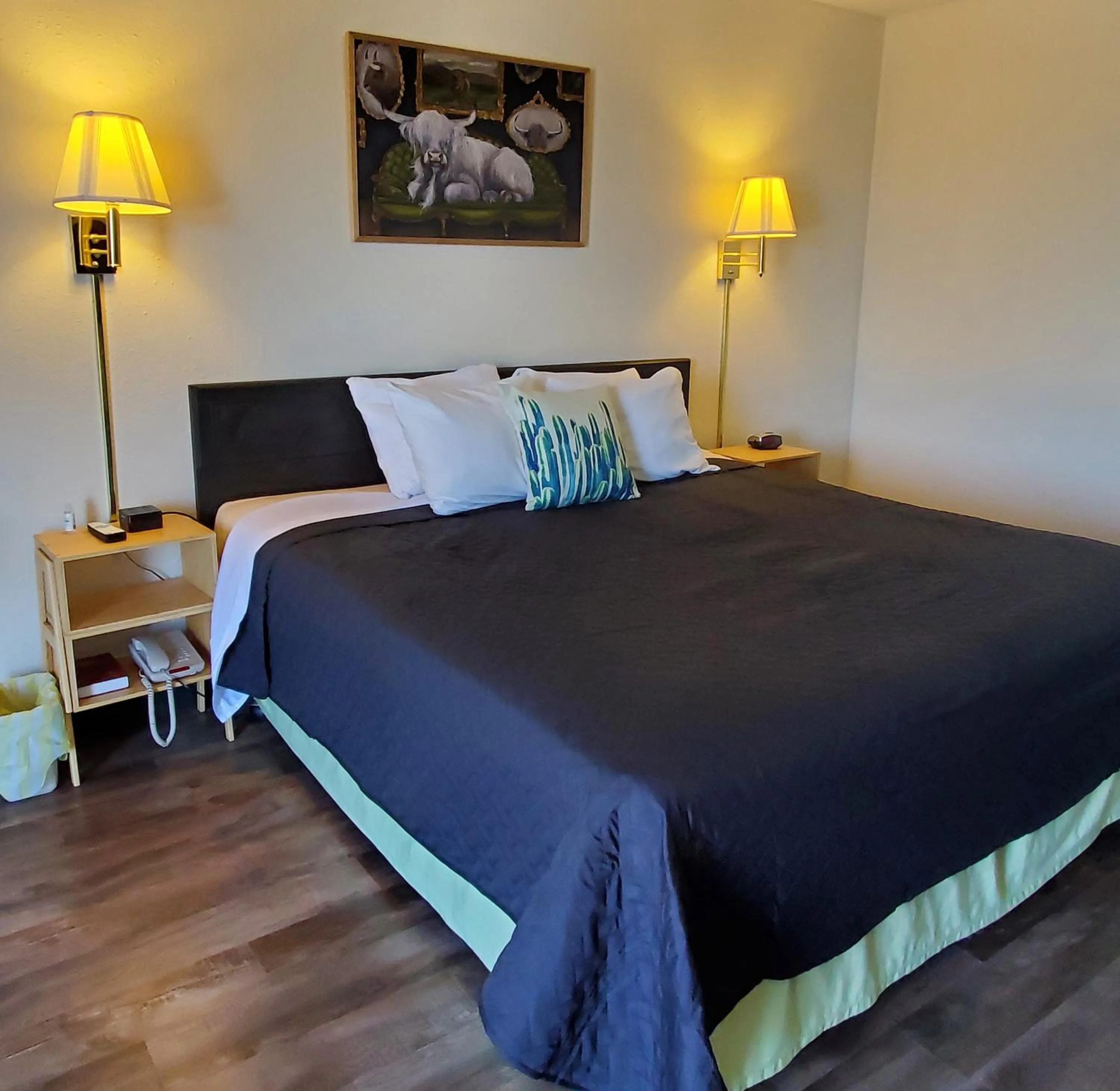 Bedroom, Bed in Cactus Inn and Suites