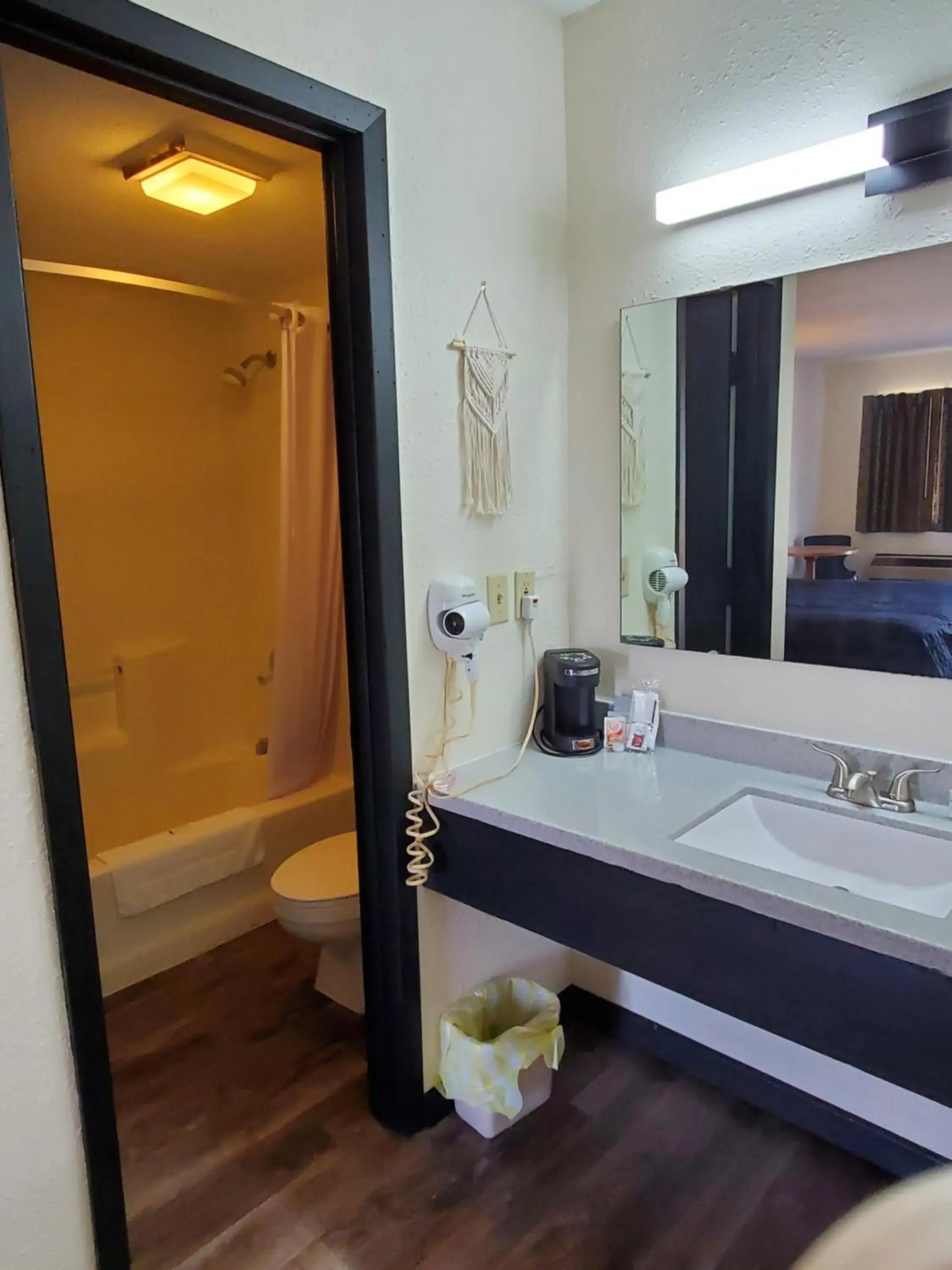 King Room in Cactus Inn and Suites King Room in Cactus Inn and Suites