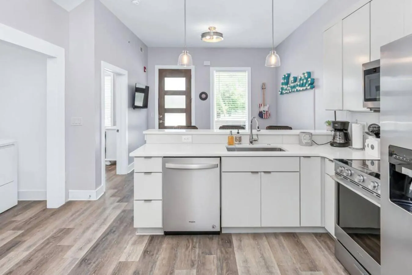 Kitchen or kitchenette in 1st Floor Condo No Steps - 2 miles to Downtown