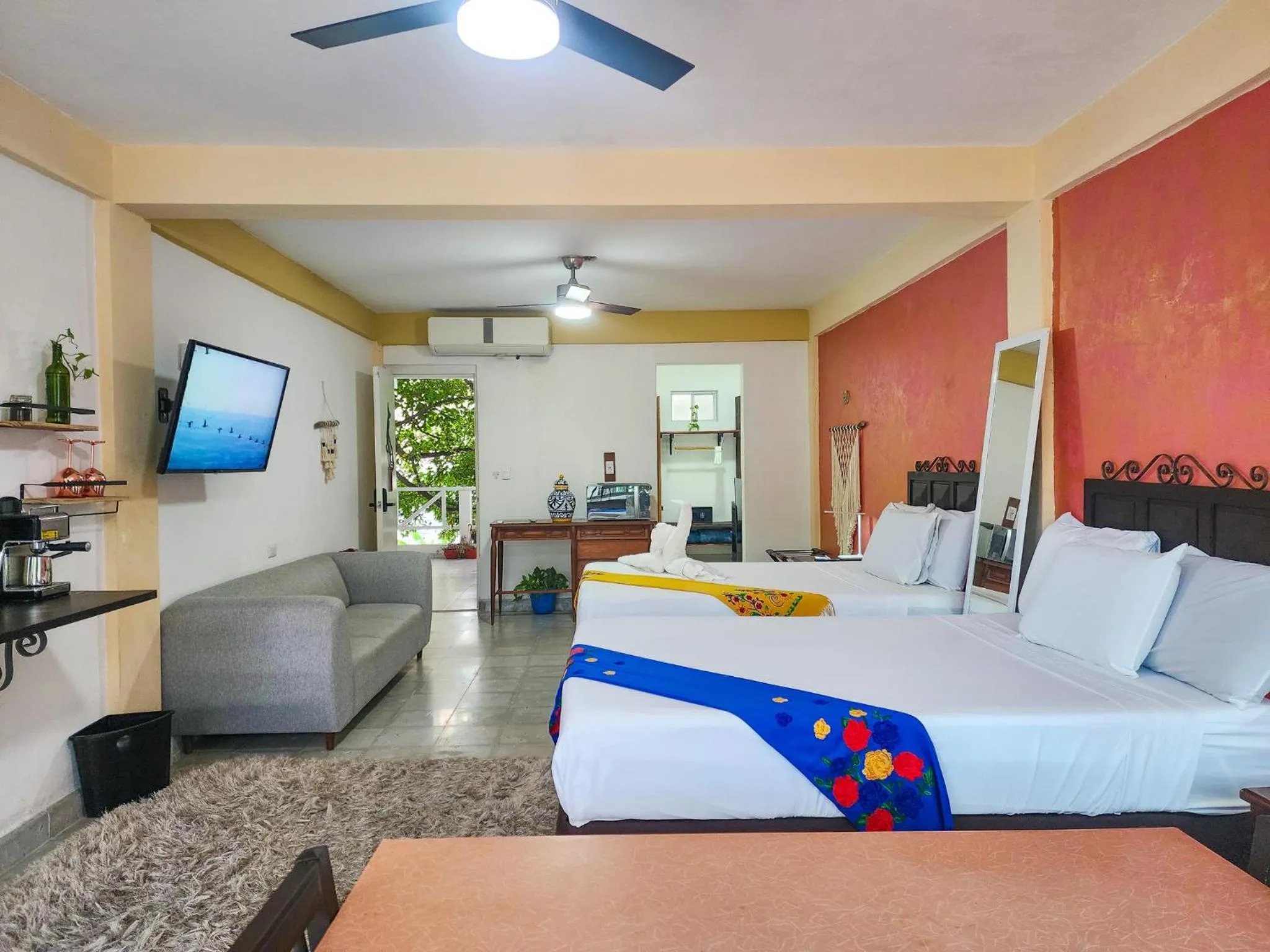 Photo of the whole room in Antillas