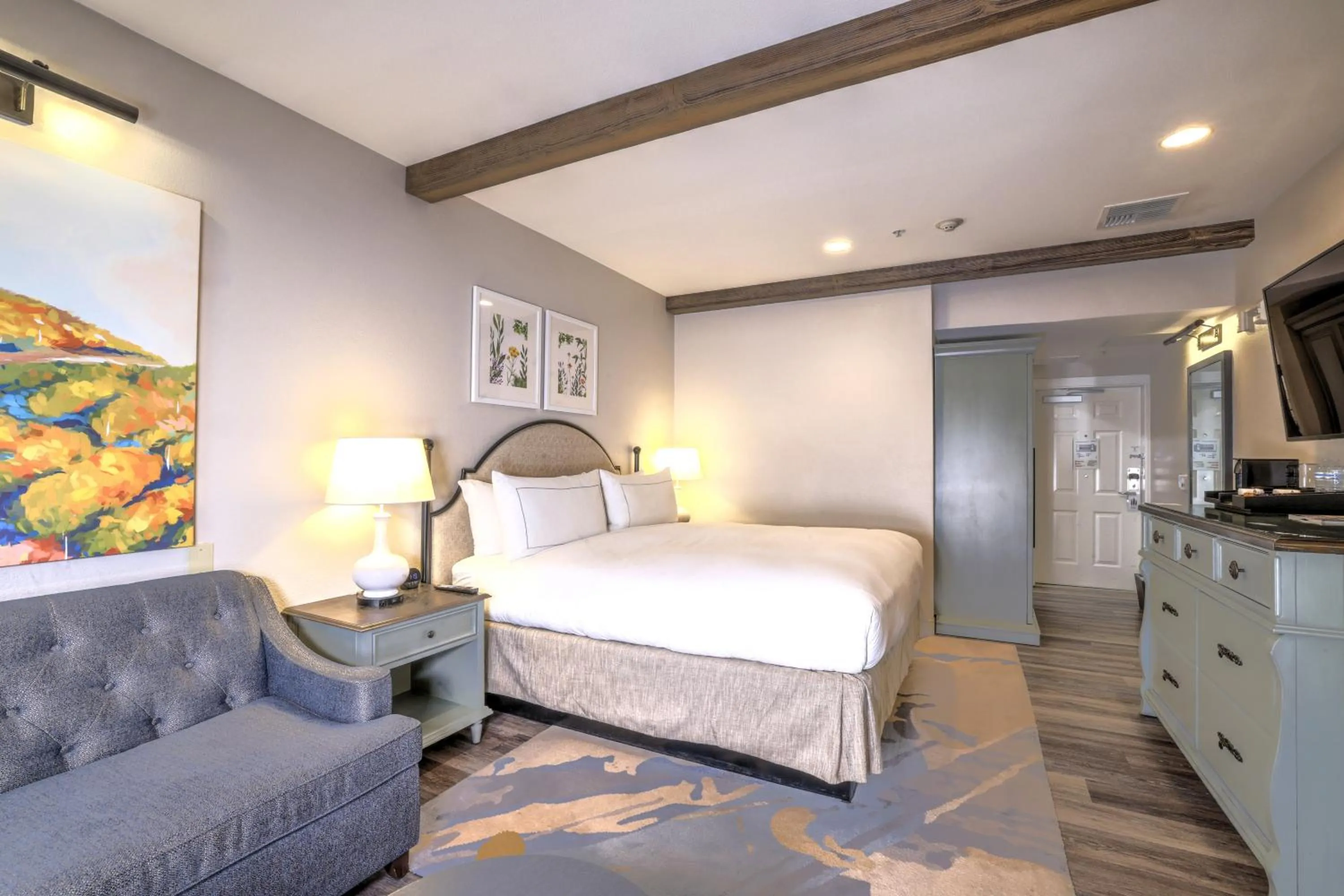 Photo of the whole room, Bed in The Lodge at Healdsburg, Tapestry Collection by Hilton