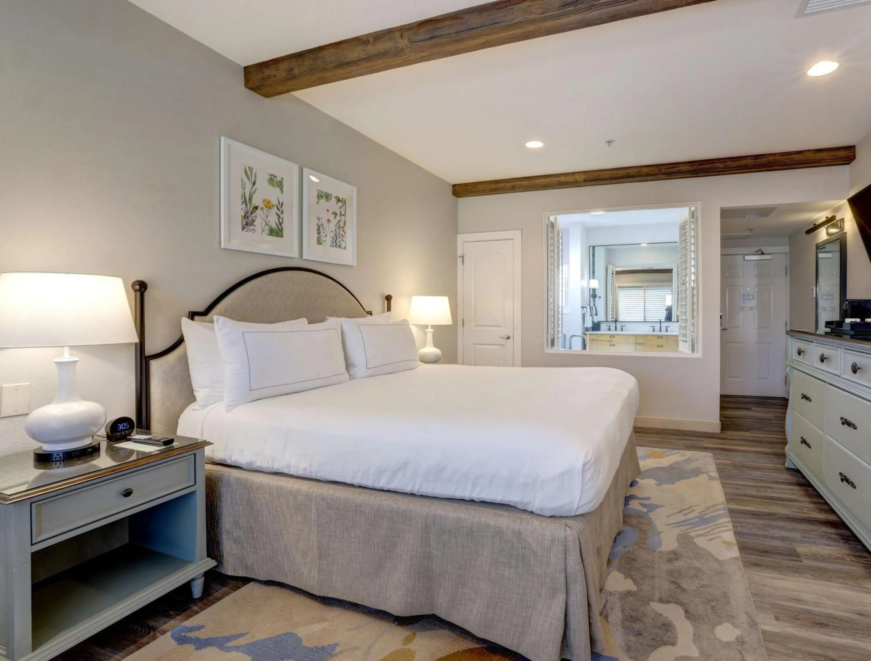 Bed in The Lodge at Healdsburg, Tapestry Collection by Hilton