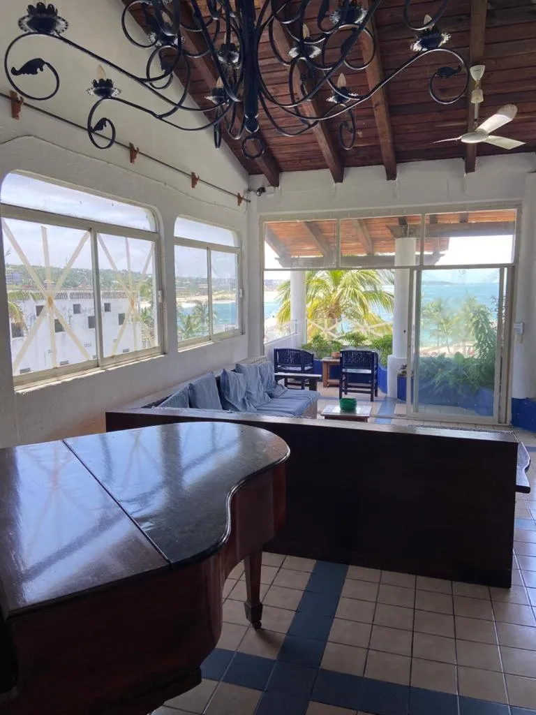 Communal lounge/ TV room in MayFlower Hotel & Hostal