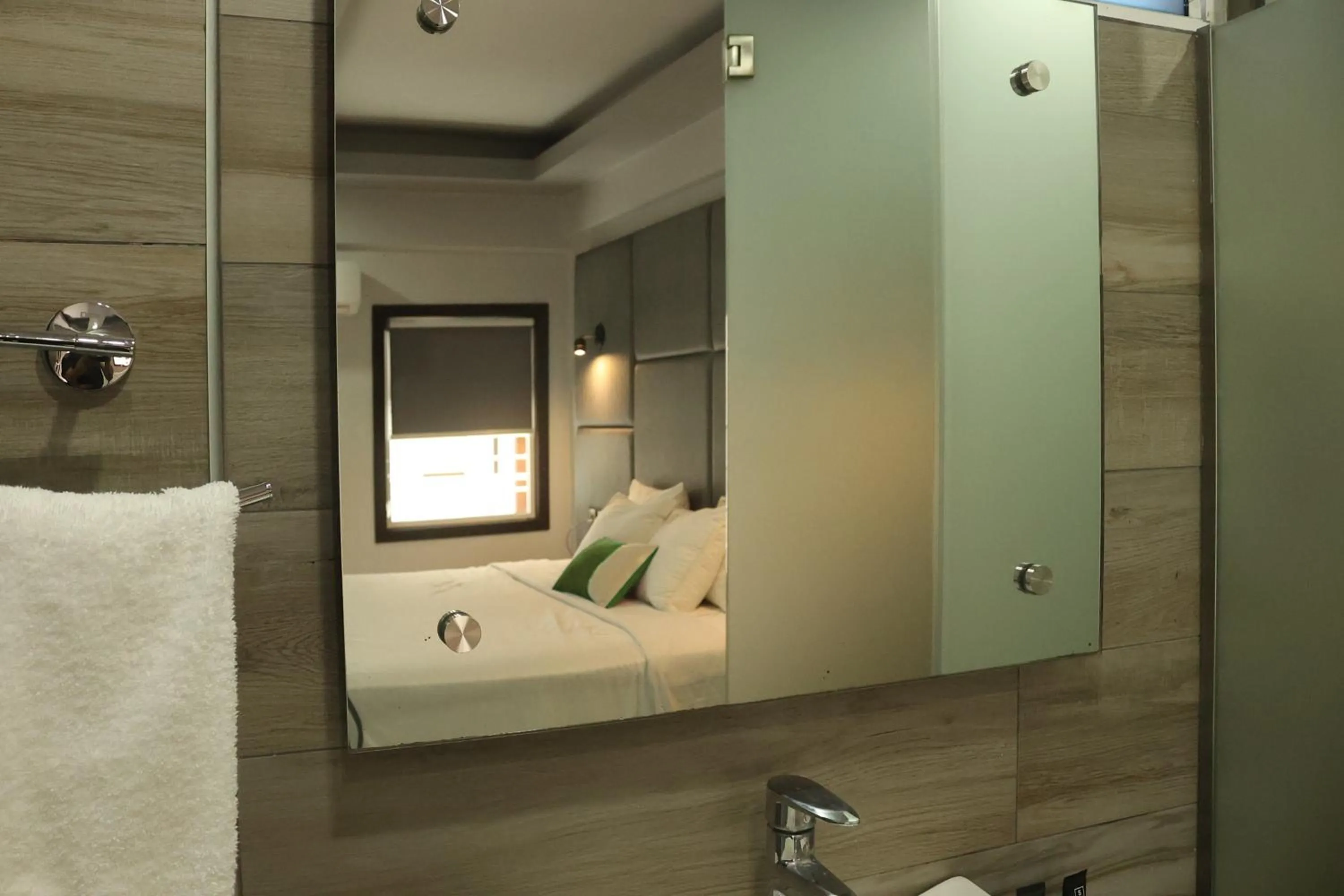 Bathroom, Bed in Hotel Grand One Plaza