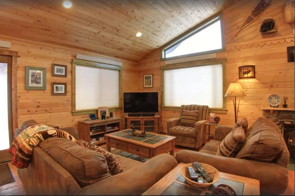Living room in Fox Den Lodge