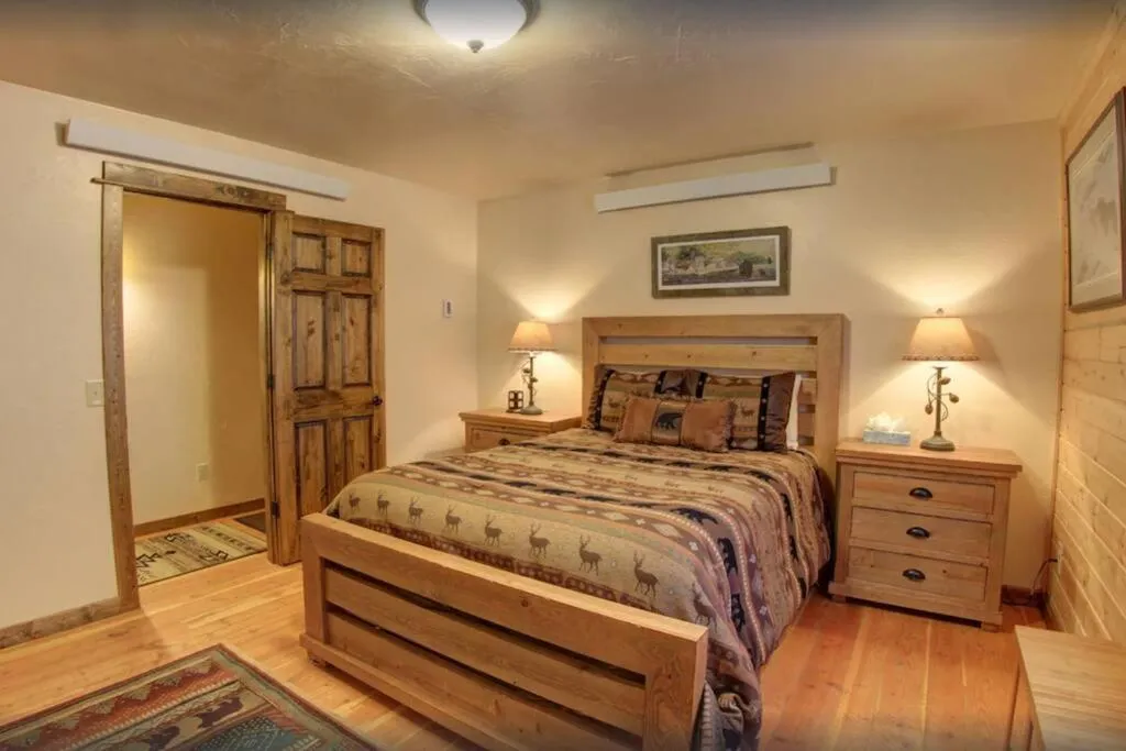 Bedroom, Bed in Fox Den Lodge