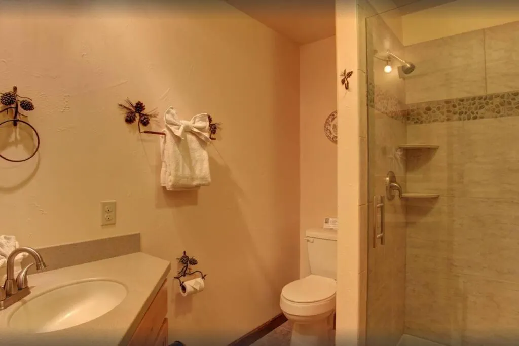 Bathroom in Fox Den Lodge