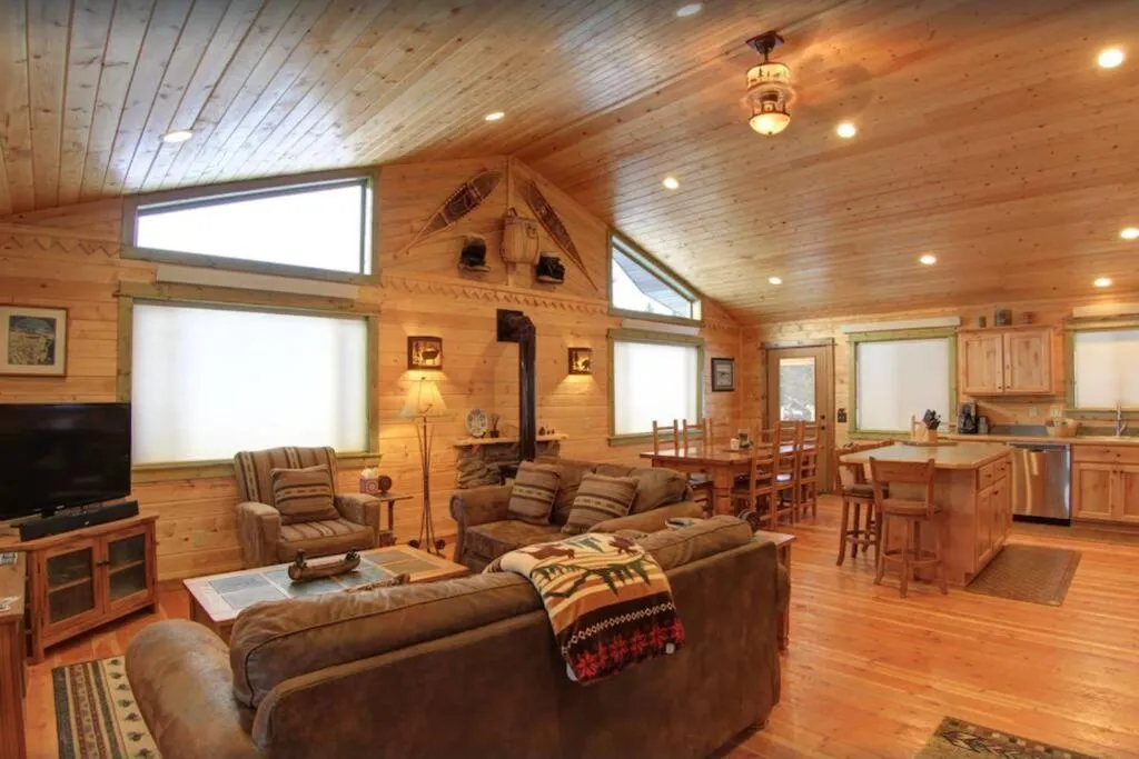 Living room in Fox Den Lodge