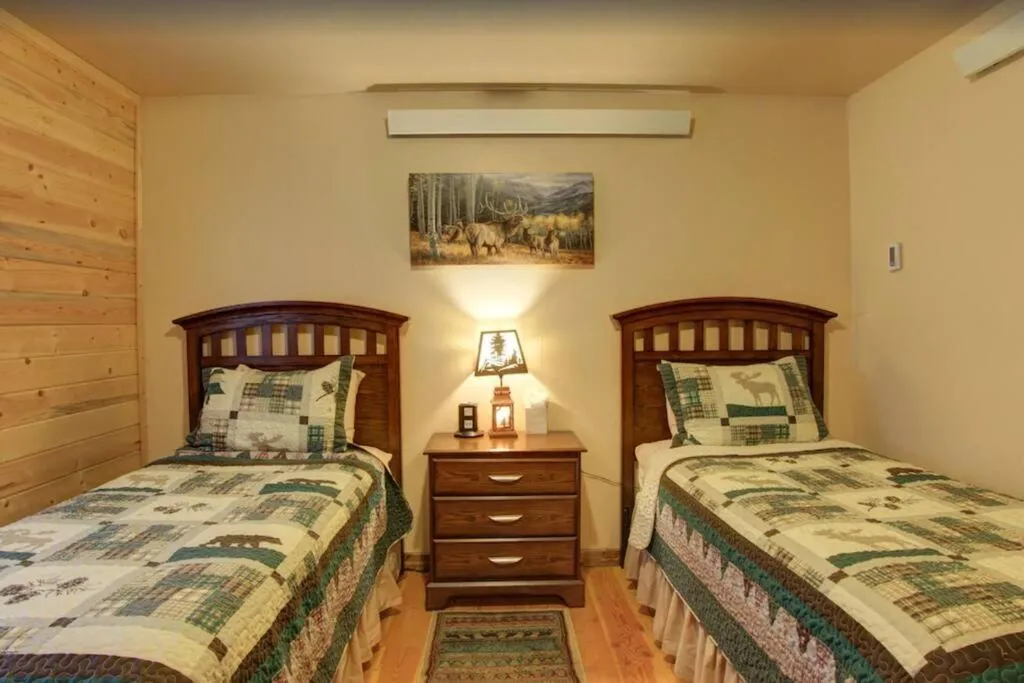 Bedroom, Bed in Fox Den Lodge