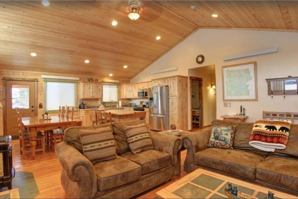 Living room in Fox Den Lodge