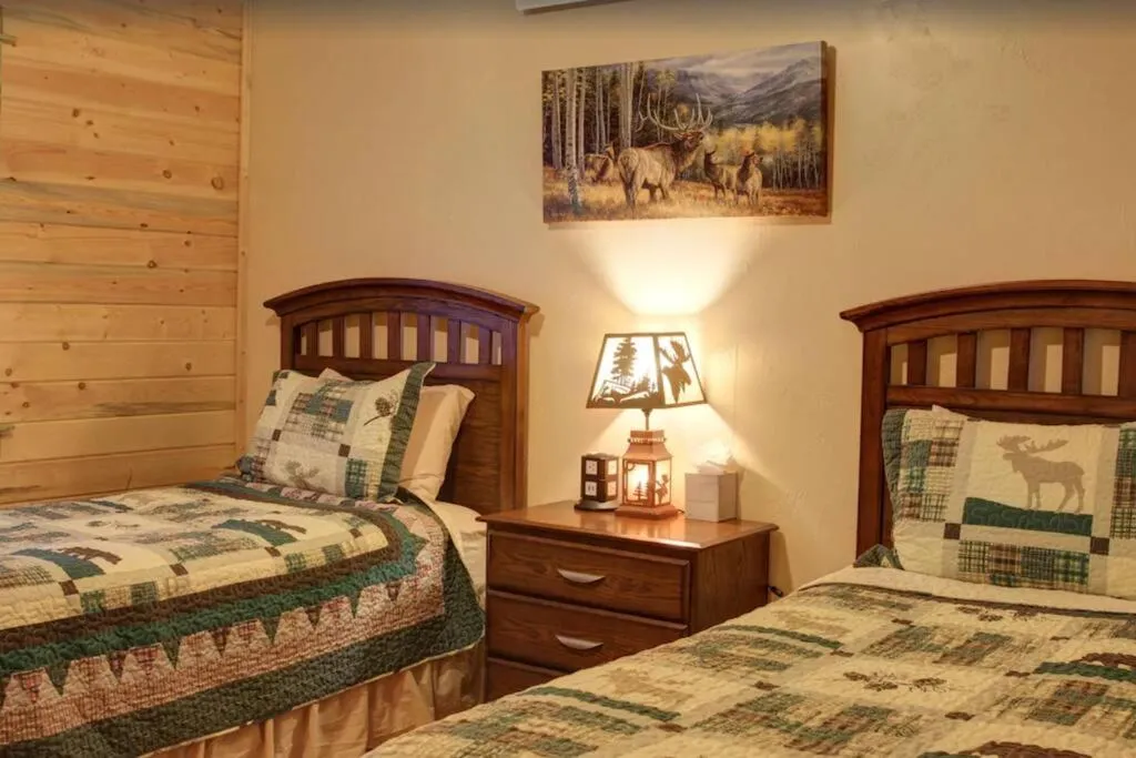 Bedroom, Bed in Fox Den Lodge