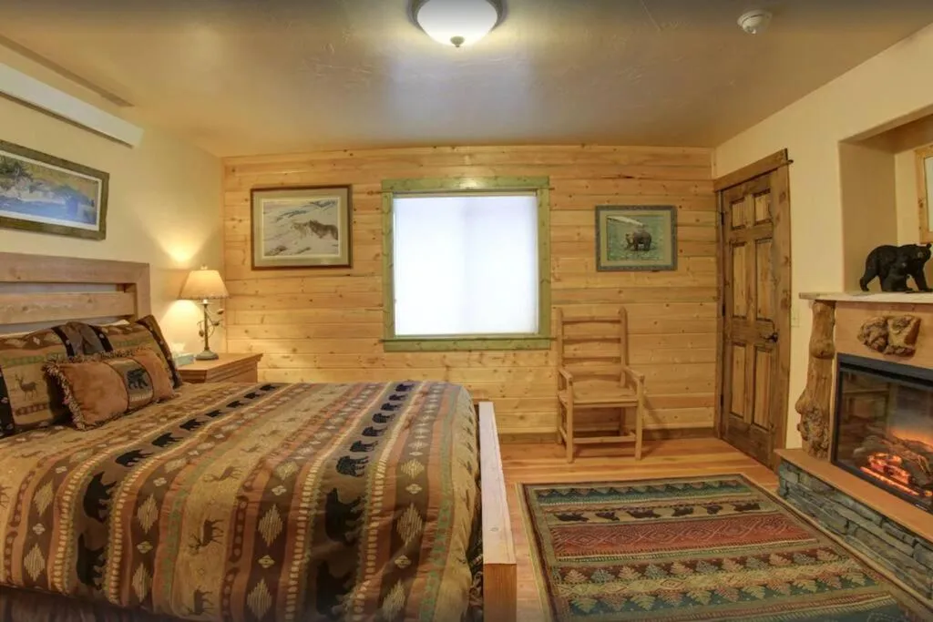 Bedroom, Bed in Fox Den Lodge