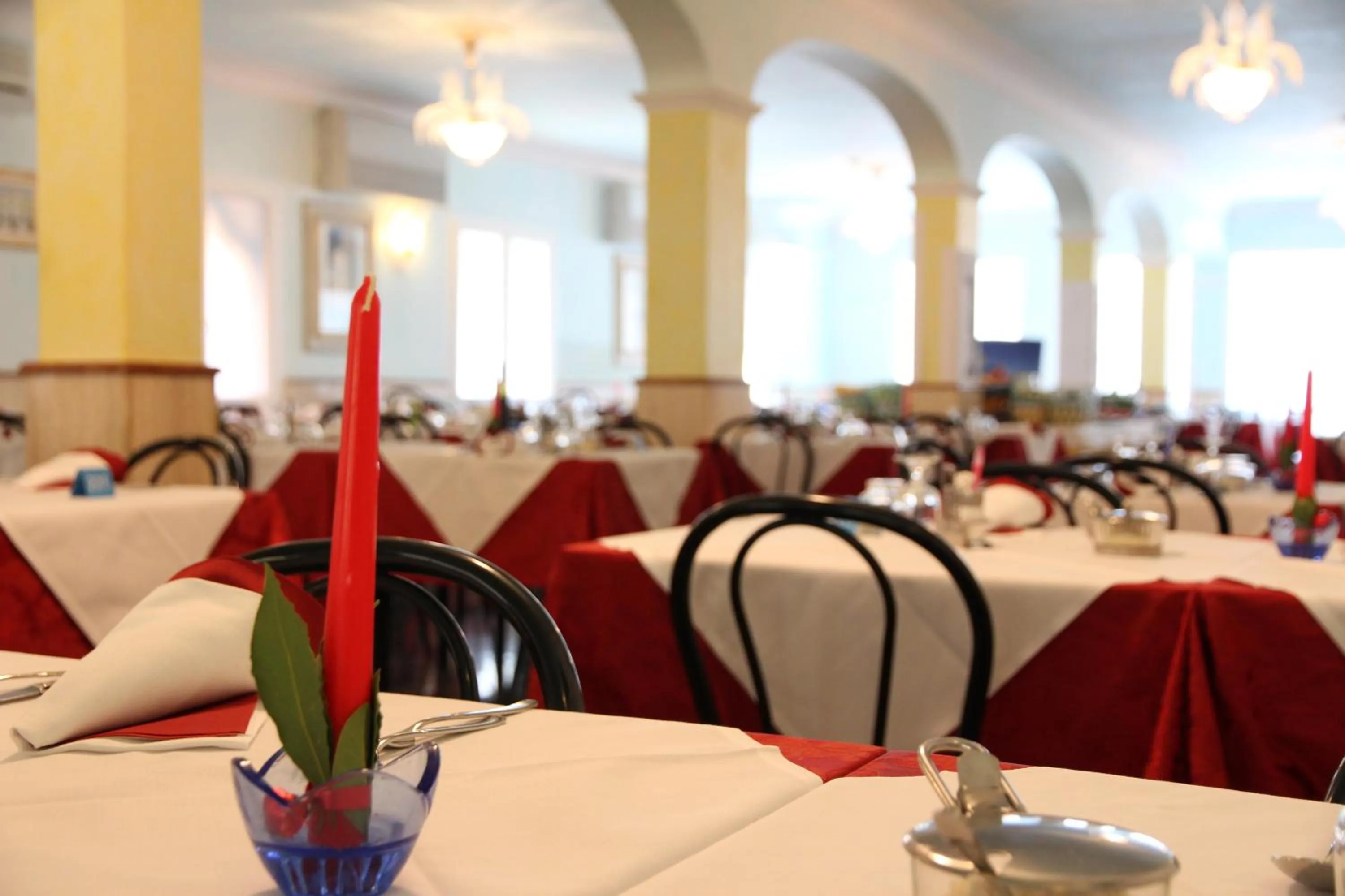 Restaurant/places to eat in Hotel Maxim