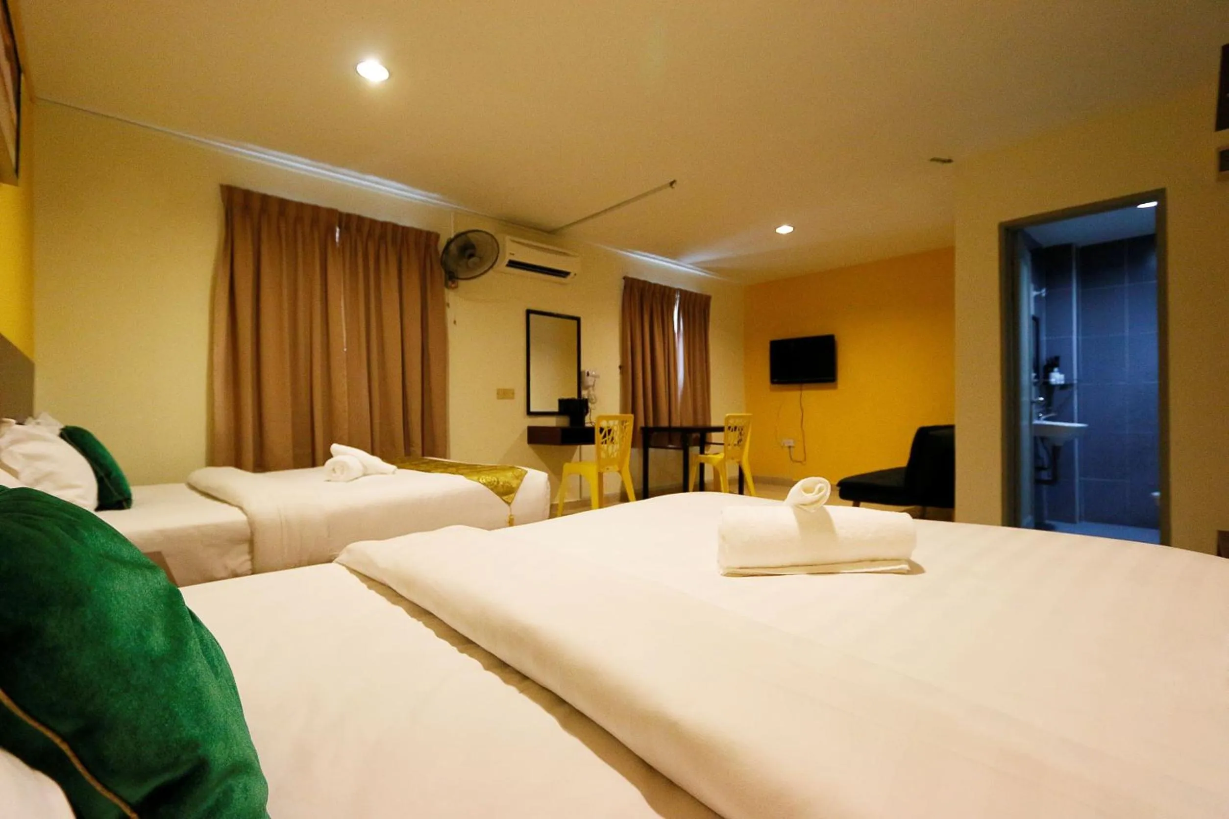 Photo of the whole room, Bed in Golden Roof Hotel Falim Ipoh