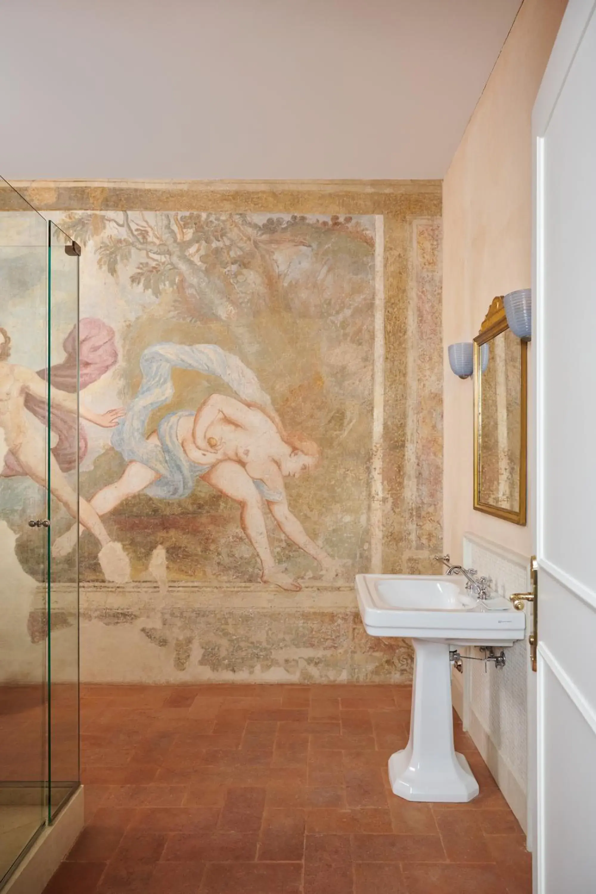 Bathroom in QC Grand Hotel Villa Arzaga Garda Spa & Golf Bathroom in QC Grand Hotel Villa Arzaga Garda Spa & Golf