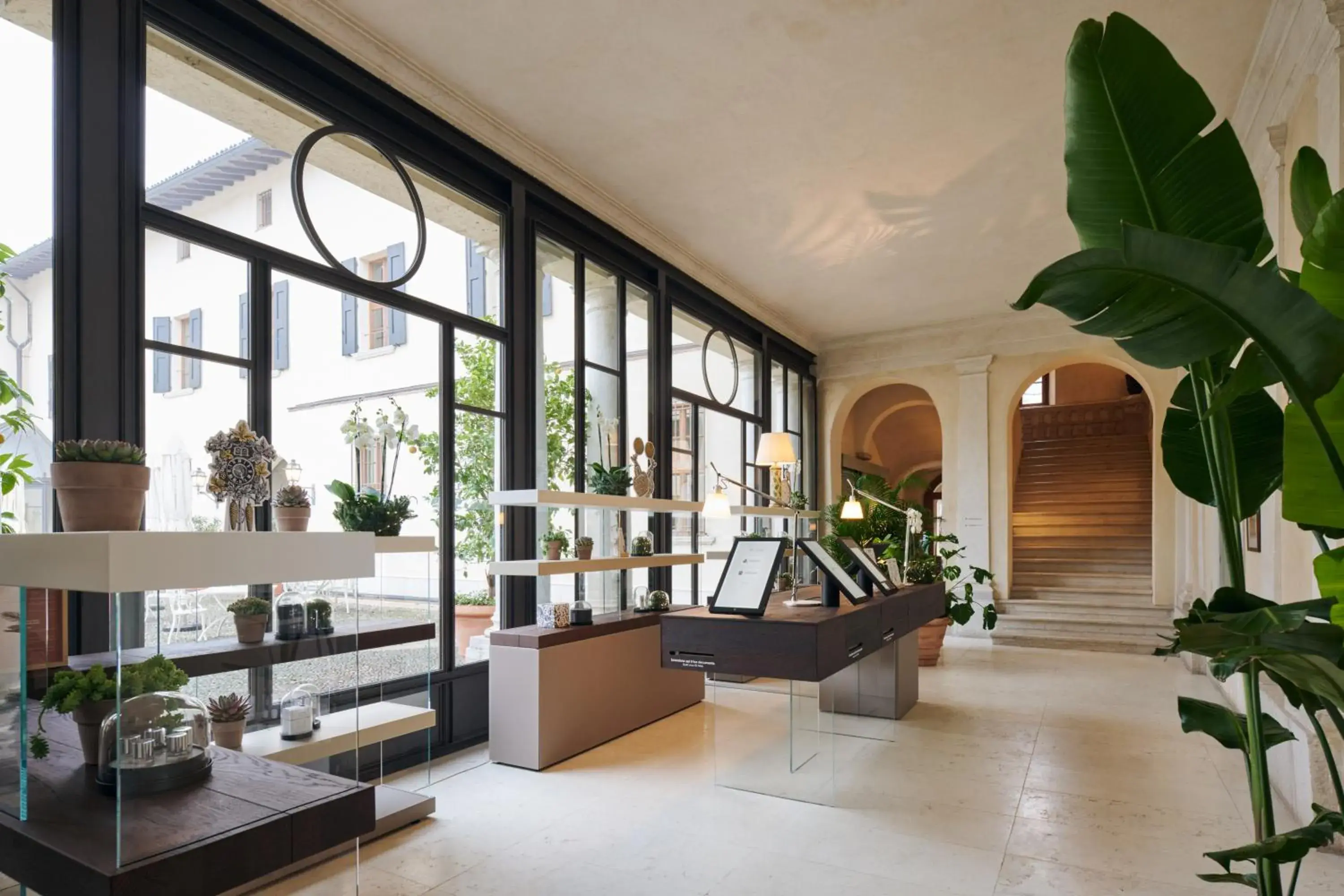 Lobby or reception in QC Grand Hotel Villa Arzaga Garda Spa & Golf Lobby or reception in QC Grand Hotel Villa Arzaga Garda Spa & Golf