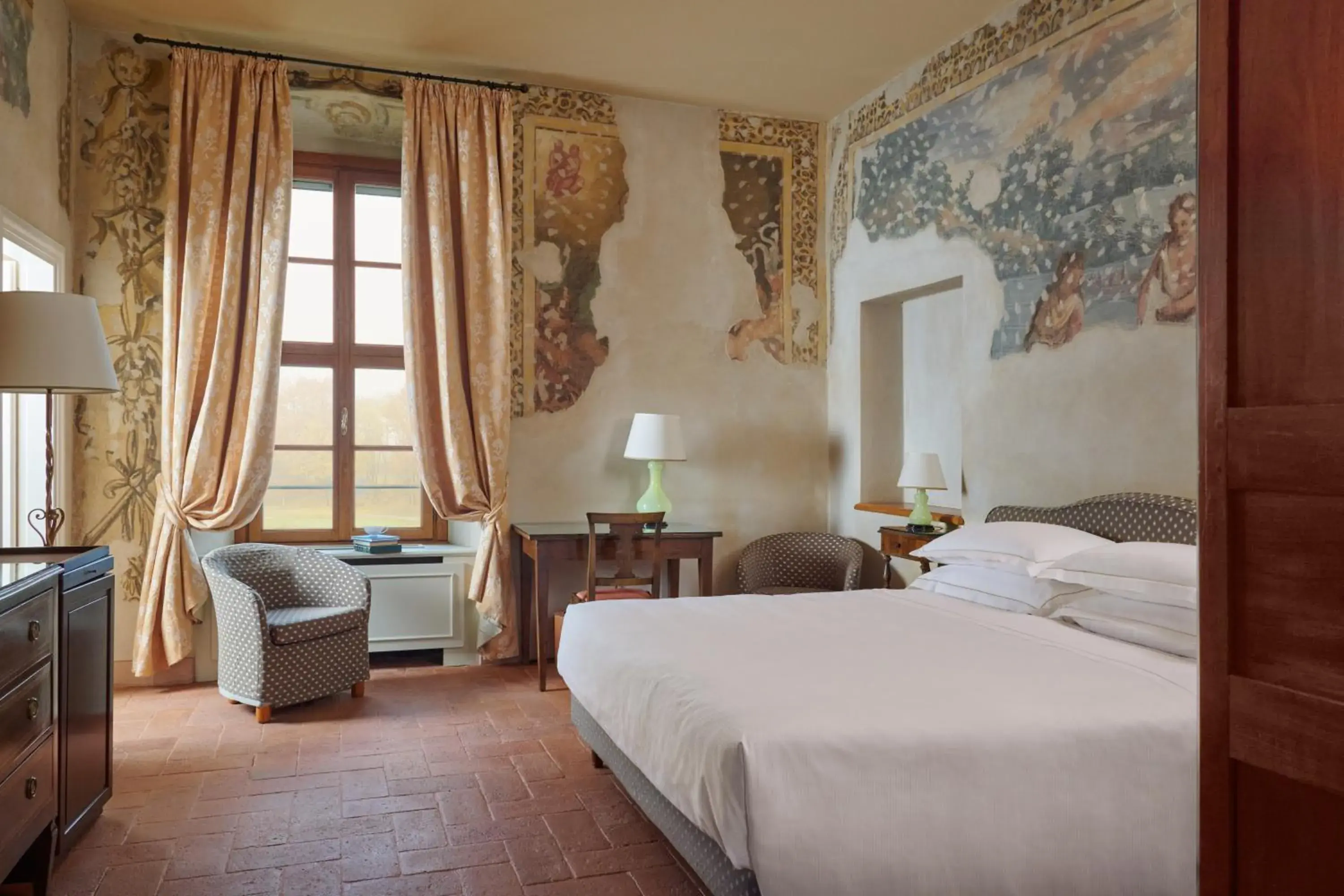 Bedroom, Bed in QC Grand Hotel Villa Arzaga Garda Spa & Golf Bedroom, Bed in QC Grand Hotel Villa Arzaga Garda Spa & Golf