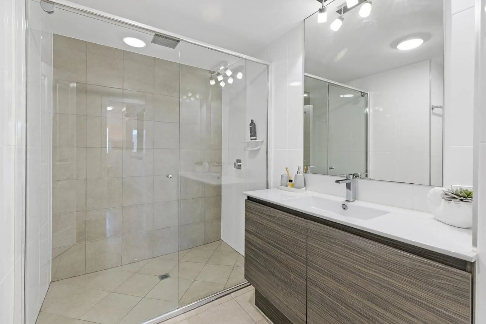 Stunning Coastal 3 Bedroom Apartment in Cairns CBD