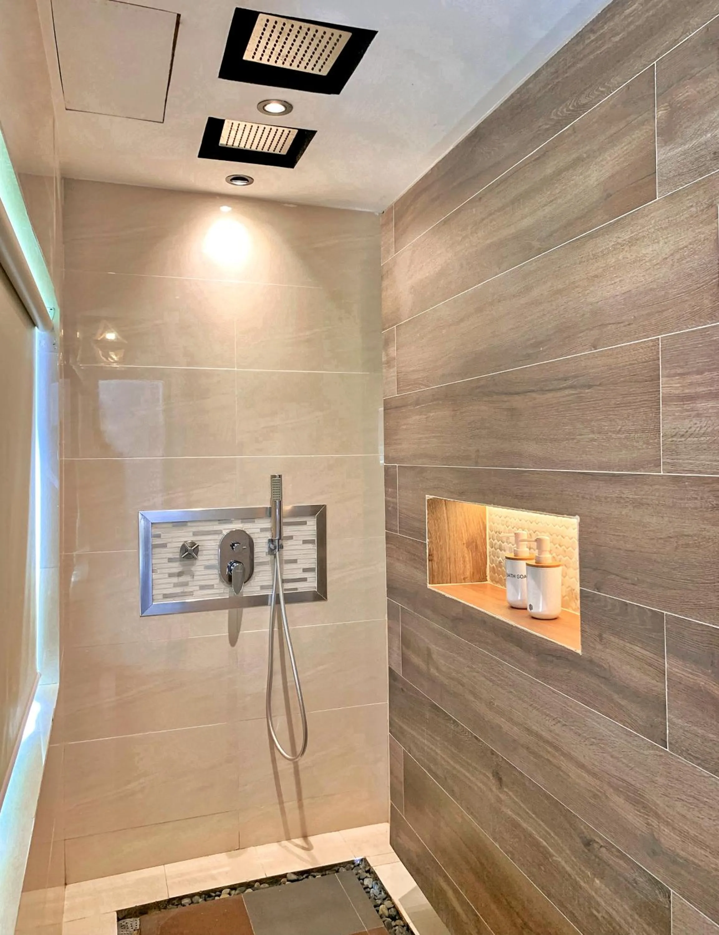 Shower in Banig Beach Resort El Nido