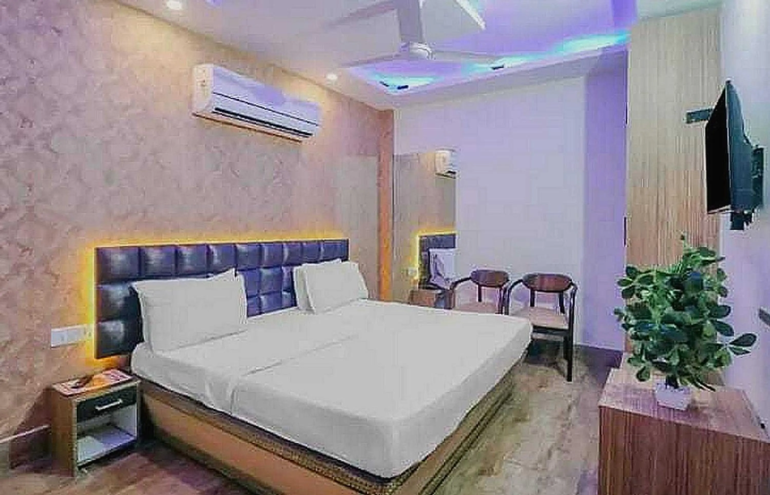 Bathroom, Bed in Super Hotel O Vivaan Residency