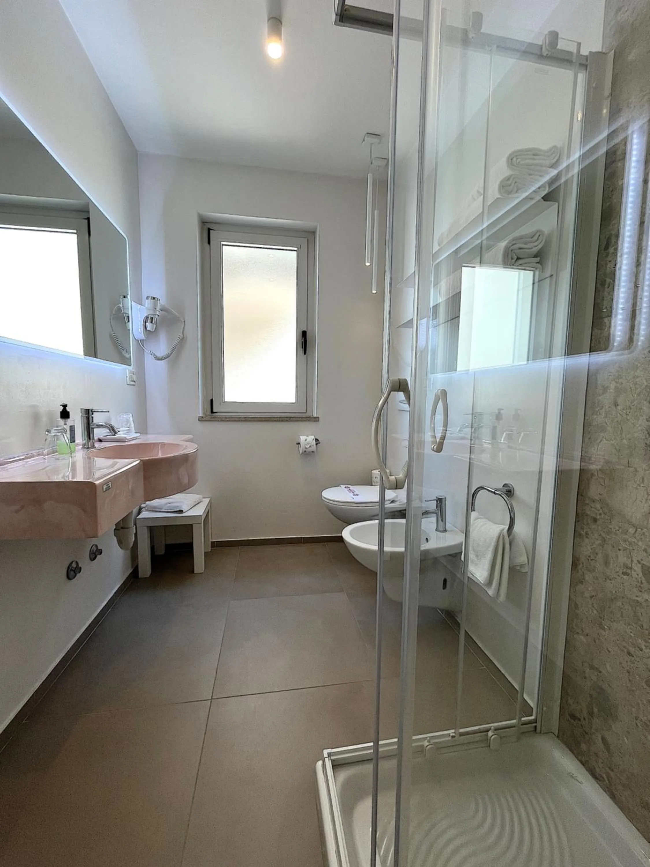 Shower in Hotel Regina