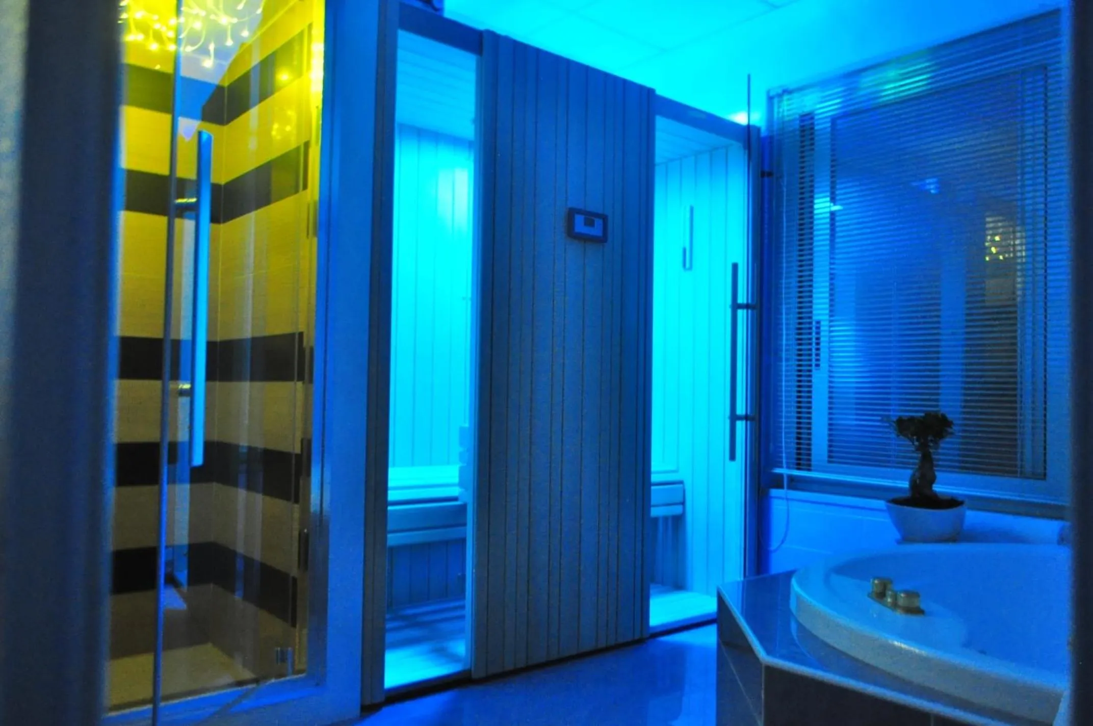 Hot Tub in Hotel Regina