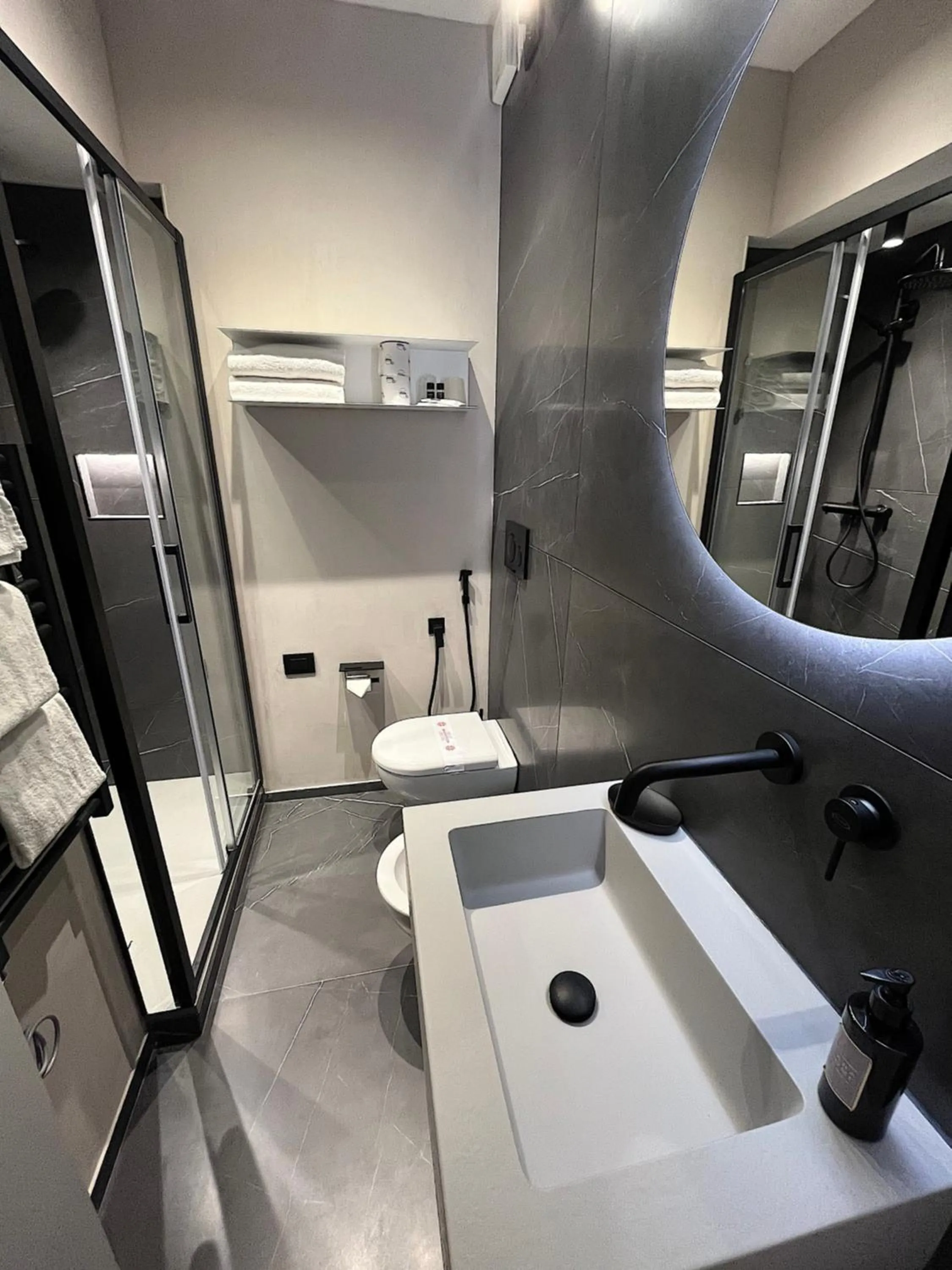 Shower in Hotel Regina